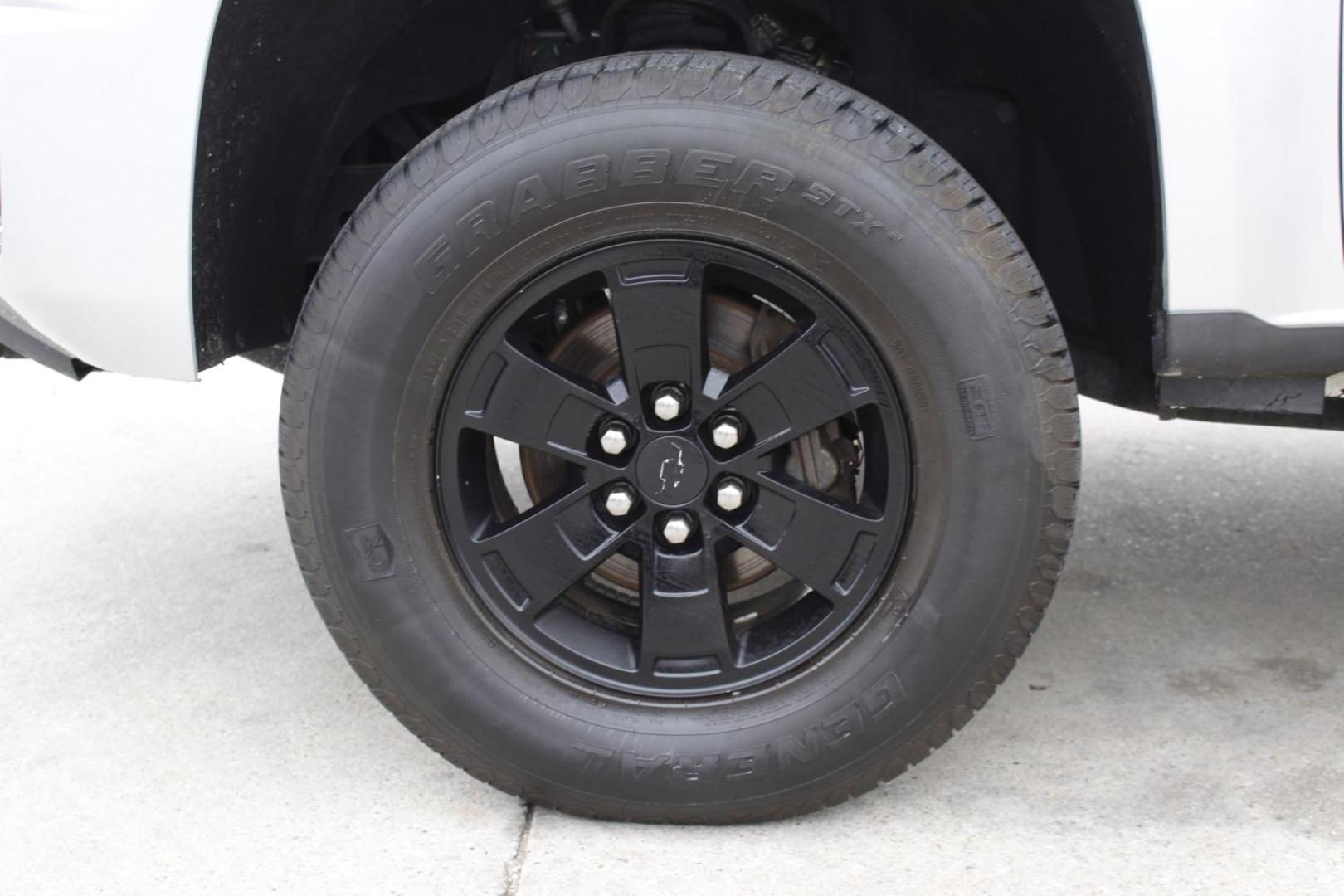 2015 Gray Chevrolet Colorado Z71 Crew Cab 2WD Short Box (1GCGSCE38F1) with an 3.6L V6 DOHC 24V GAS engine, 6-Speed Automatic transmission, located at 2401 E Main St., Grand Prairie, TX, 75050, (972) 262-4440, 32.748981, -96.969643 - Photo#3