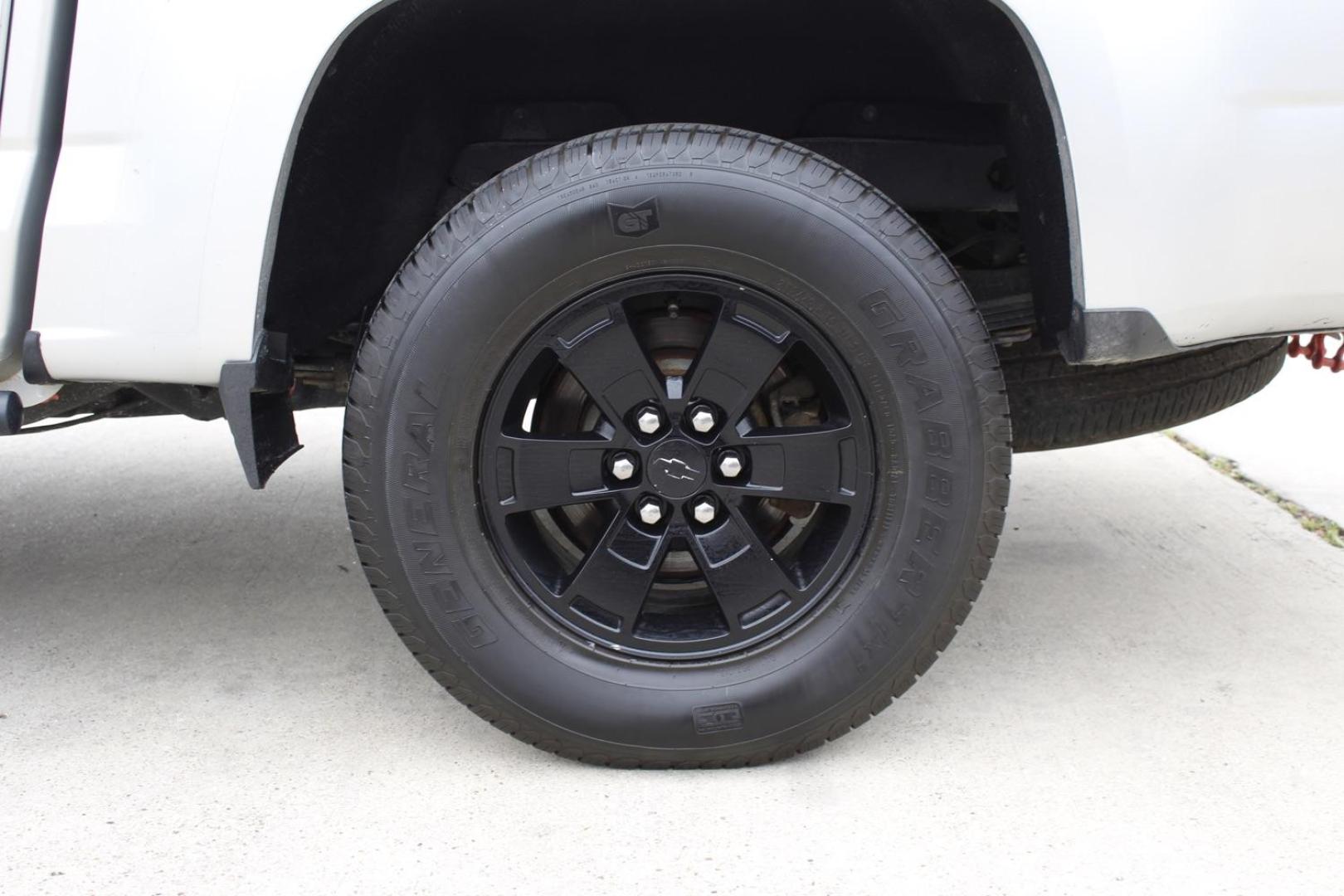2015 Gray Chevrolet Colorado Z71 Crew Cab 2WD Short Box (1GCGSCE38F1) with an 3.6L V6 DOHC 24V GAS engine, 6-Speed Automatic transmission, located at 2401 E Main St., Grand Prairie, TX, 75050, (972) 262-4440, 32.748981, -96.969643 - Photo#4
