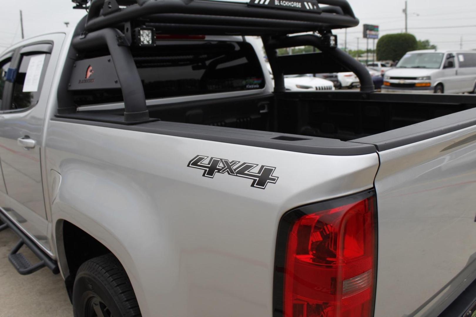 2015 Gray Chevrolet Colorado Z71 Crew Cab 2WD Short Box (1GCGSCE38F1) with an 3.6L V6 DOHC 24V GAS engine, 6-Speed Automatic transmission, located at 2401 E Main St., Grand Prairie, TX, 75050, (972) 262-4440, 32.748981, -96.969643 - Photo#5