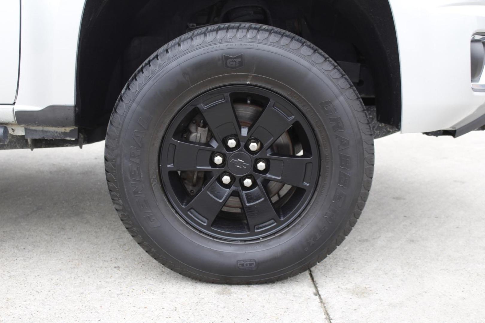 2015 Gray Chevrolet Colorado Z71 Crew Cab 2WD Short Box (1GCGSCE38F1) with an 3.6L V6 DOHC 24V GAS engine, 6-Speed Automatic transmission, located at 2401 E Main St., Grand Prairie, TX, 75050, (972) 262-4440, 32.748981, -96.969643 - Photo#9