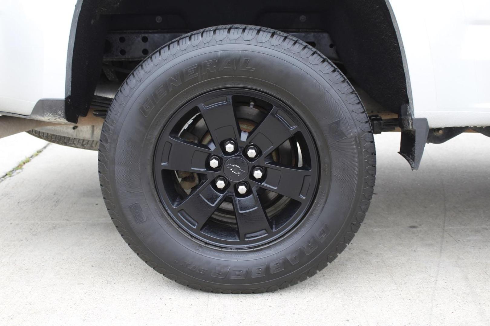 2015 Gray Chevrolet Colorado Z71 Crew Cab 2WD Short Box (1GCGSCE38F1) with an 3.6L V6 DOHC 24V GAS engine, 6-Speed Automatic transmission, located at 2401 E Main St., Grand Prairie, TX, 75050, (972) 262-4440, 32.748981, -96.969643 - Photo#10