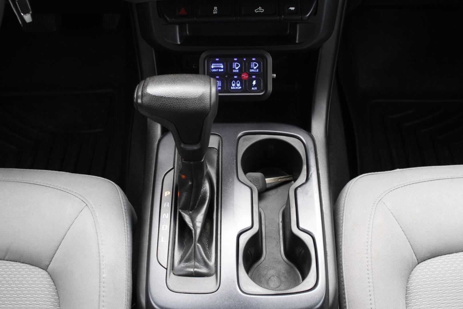 2015 Gray Chevrolet Colorado Z71 Crew Cab 2WD Short Box (1GCGSCE38F1) with an 3.6L V6 DOHC 24V GAS engine, 6-Speed Automatic transmission, located at 2401 E Main St., Grand Prairie, TX, 75050, (972) 262-4440, 32.748981, -96.969643 - Photo#18