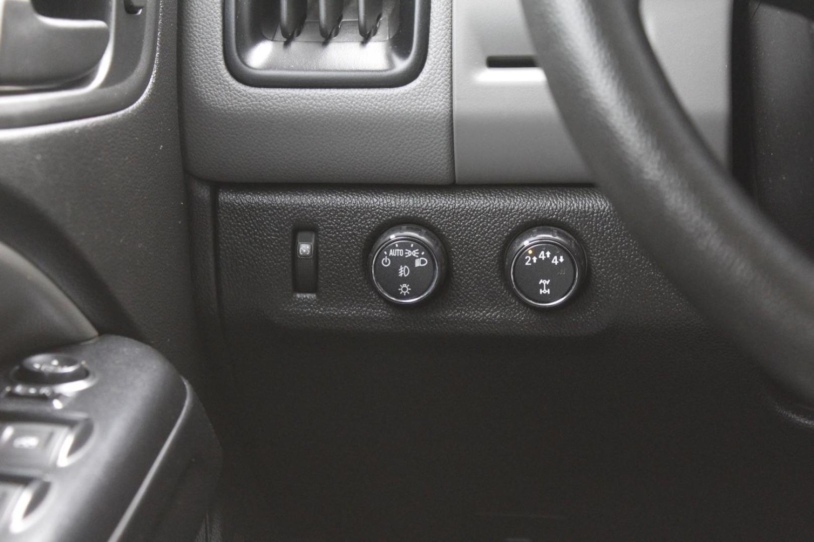 2015 Gray Chevrolet Colorado Z71 Crew Cab 2WD Short Box (1GCGSCE38F1) with an 3.6L V6 DOHC 24V GAS engine, 6-Speed Automatic transmission, located at 2401 E Main St., Grand Prairie, TX, 75050, (972) 262-4440, 32.748981, -96.969643 - Photo#20
