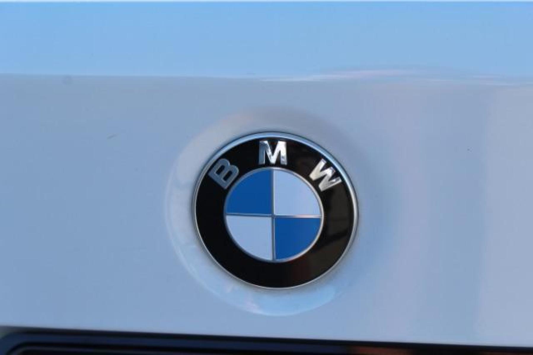 2014 WHITE BMW 3-Series 320i Sedan (WBA3B1G51EN) with an 2.0L L4 DOHC 16V engine, located at 2401 E Main St., Grand Prairie, TX, 75050, (972) 262-4440, 32.749290, -96.970558 - Photo #9