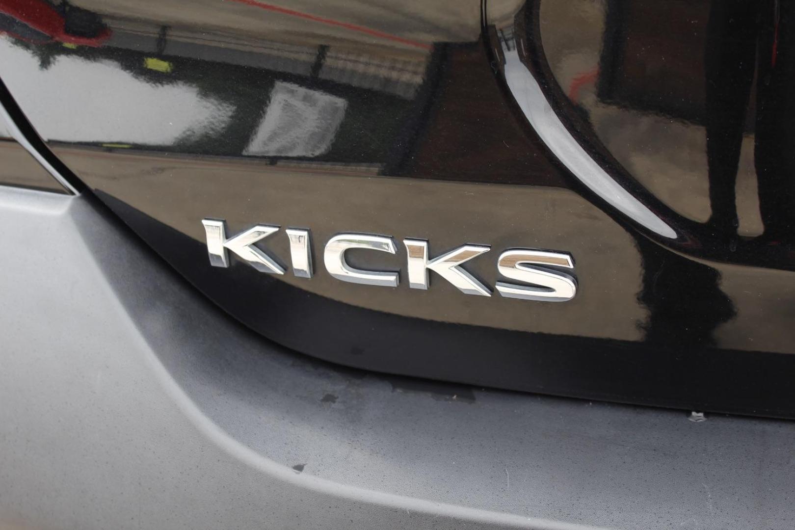 2018 Black Nissan Kicks SV (3N1CP5CU8JL) with an 1.6L L4 engine, Continuously Variable Transmission transmission, located at 2401 E Main St., Grand Prairie, TX, 75050, (972) 262-4440, 32.748981, -96.969643 - Photo#6