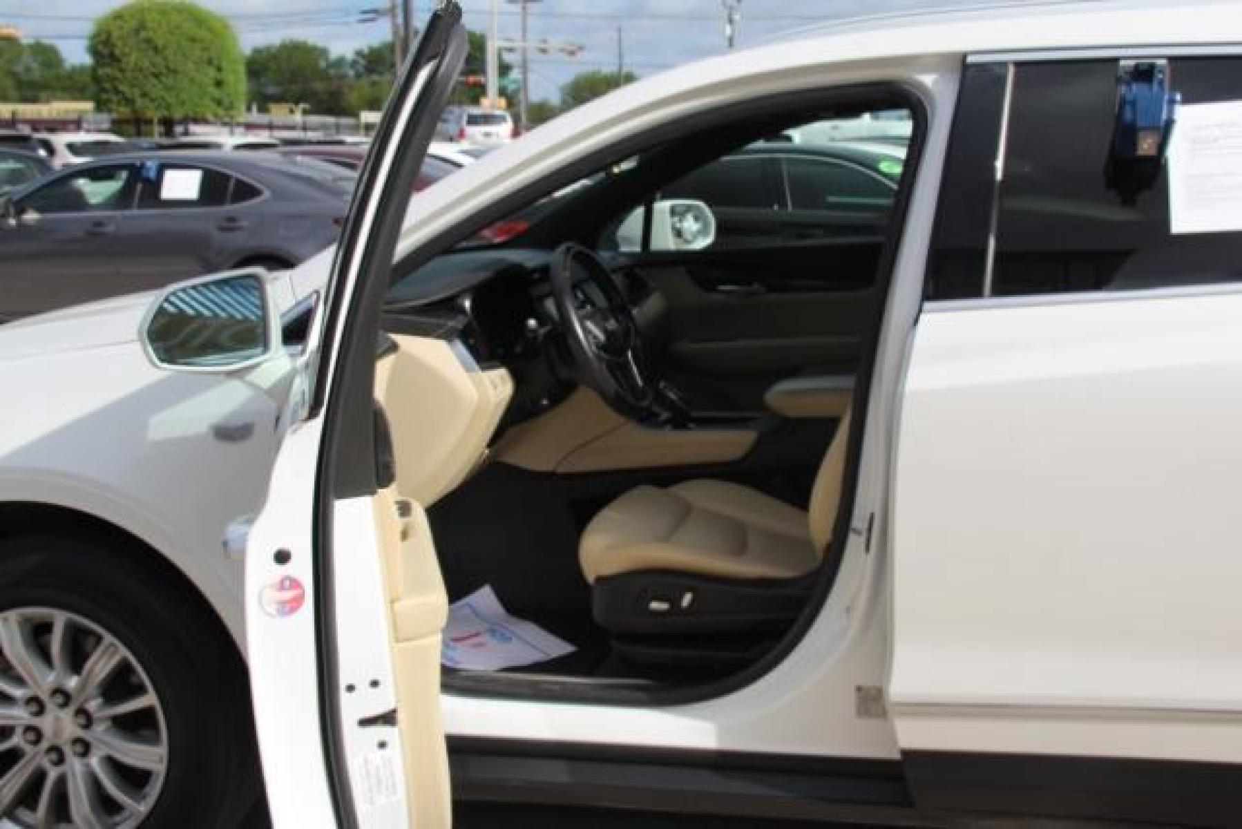 2017 WHITE Cadillac XT5 Base (1GYKNARS1HZ) with an 3.6L V6 DOHC 24V engine, 8-Speed Automatic transmission, located at 2401 E Main St., Grand Prairie, TX, 75050, (972) 262-4440, 32.749290, -96.970558 - Photo #15