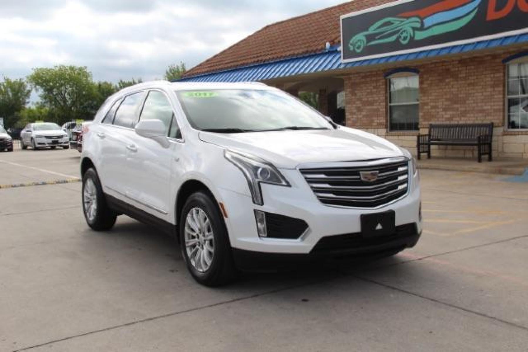 2017 WHITE Cadillac XT5 Base (1GYKNARS1HZ) with an 3.6L V6 DOHC 24V engine, 8-Speed Automatic transmission, located at 2401 E Main St., Grand Prairie, TX, 75050, (972) 262-4440, 32.749290, -96.970558 - Photo #1