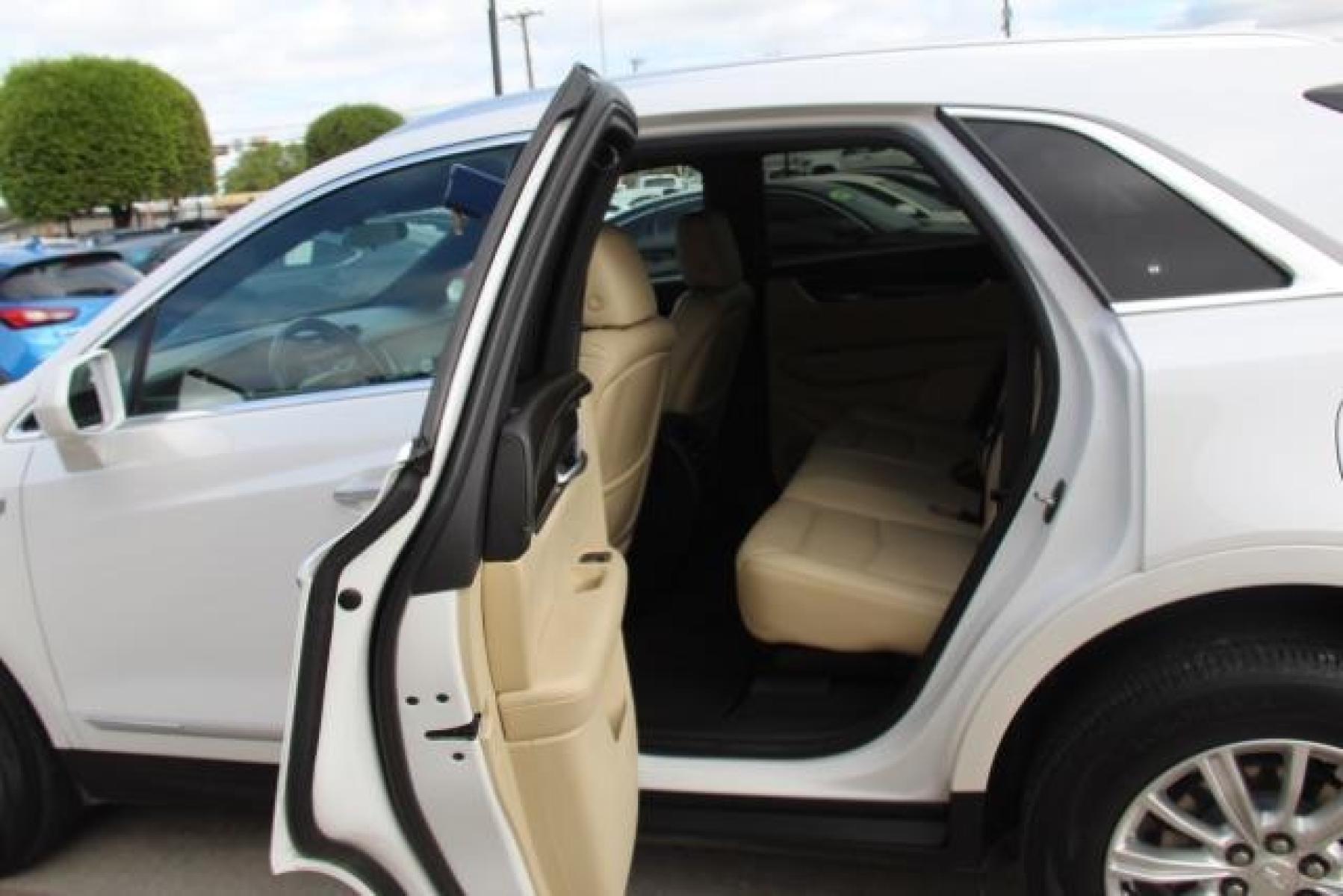 2017 WHITE Cadillac XT5 Base (1GYKNARS1HZ) with an 3.6L V6 DOHC 24V engine, 8-Speed Automatic transmission, located at 2401 E Main St., Grand Prairie, TX, 75050, (972) 262-4440, 32.749290, -96.970558 - Photo #32