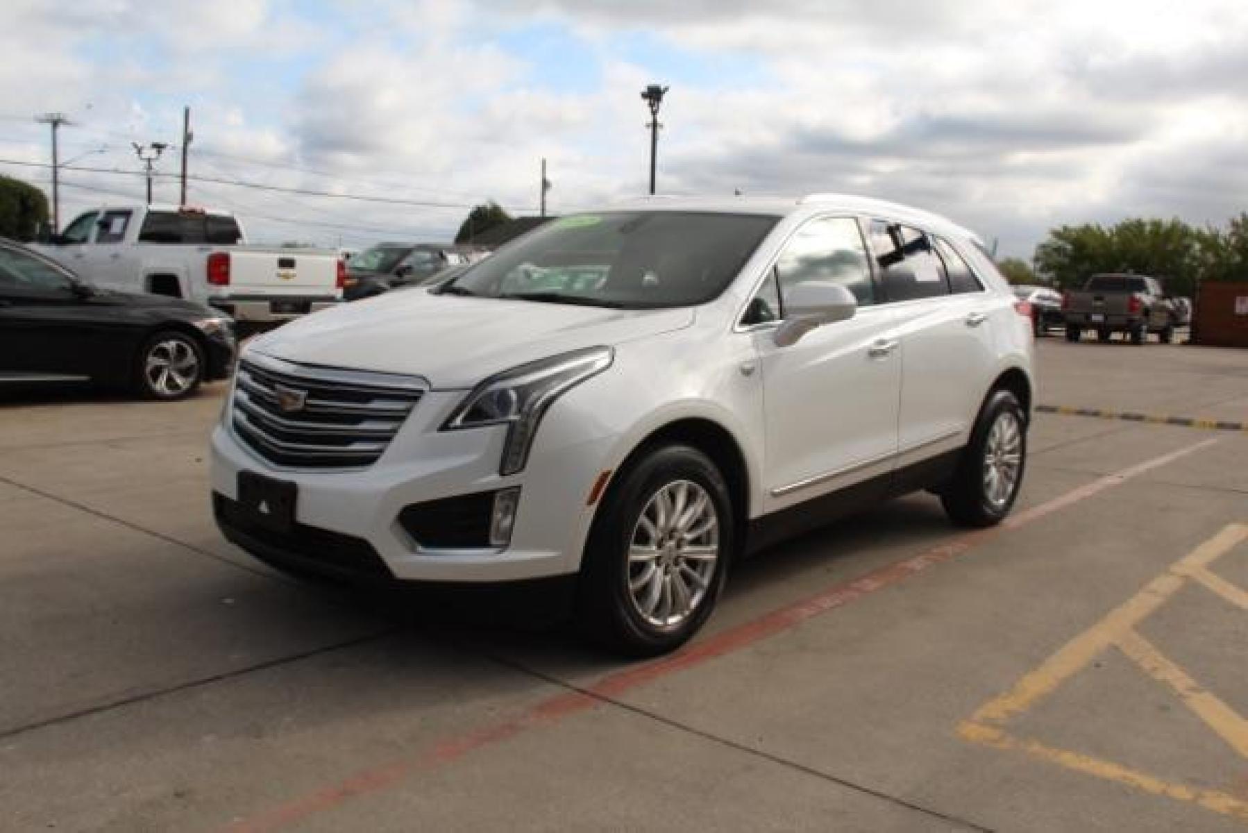 2017 WHITE Cadillac XT5 Base (1GYKNARS1HZ) with an 3.6L V6 DOHC 24V engine, 8-Speed Automatic transmission, located at 2401 E Main St., Grand Prairie, TX, 75050, (972) 262-4440, 32.749290, -96.970558 - Photo #3