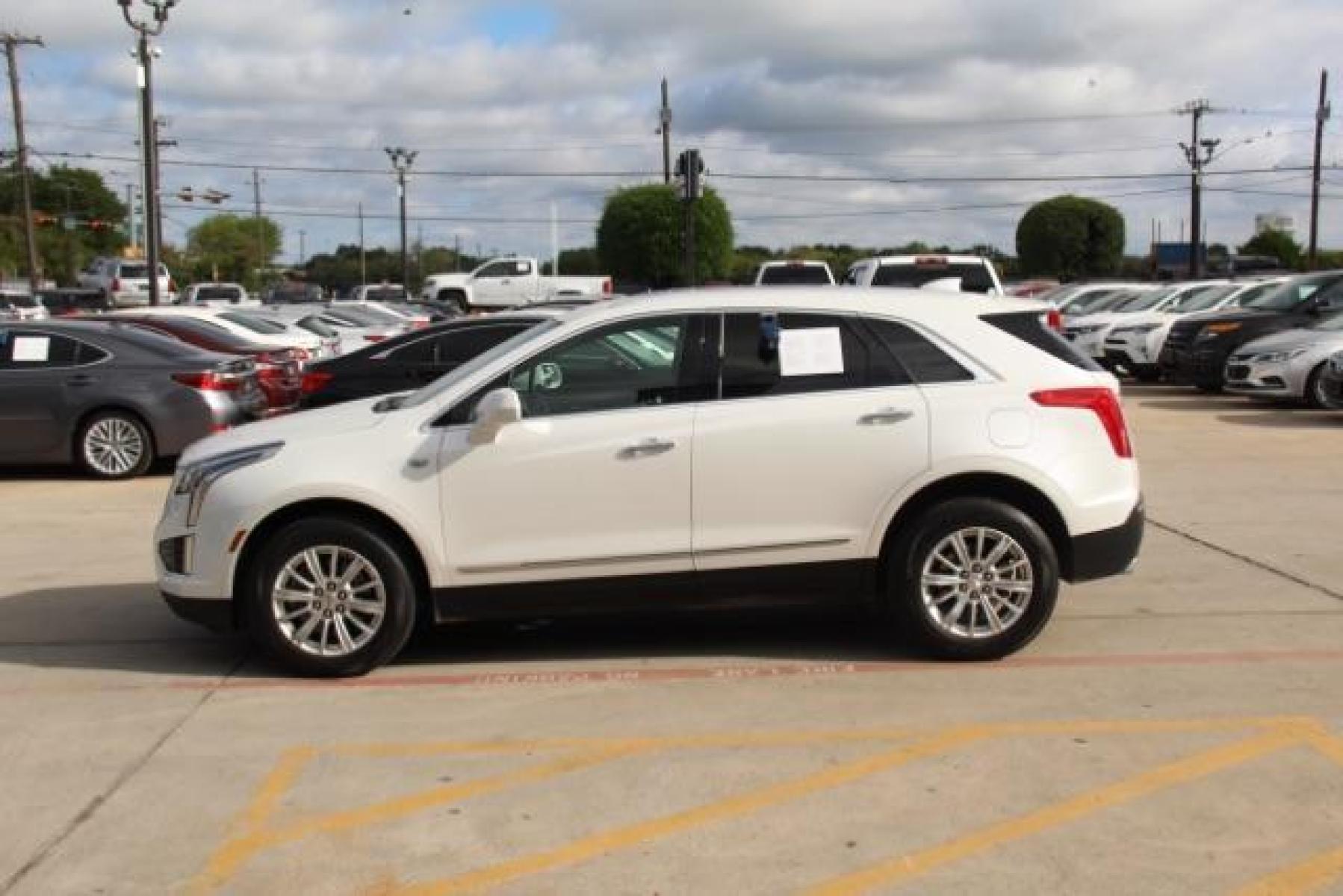2017 WHITE Cadillac XT5 Base (1GYKNARS1HZ) with an 3.6L V6 DOHC 24V engine, 8-Speed Automatic transmission, located at 2401 E Main St., Grand Prairie, TX, 75050, (972) 262-4440, 32.749290, -96.970558 - Photo #4