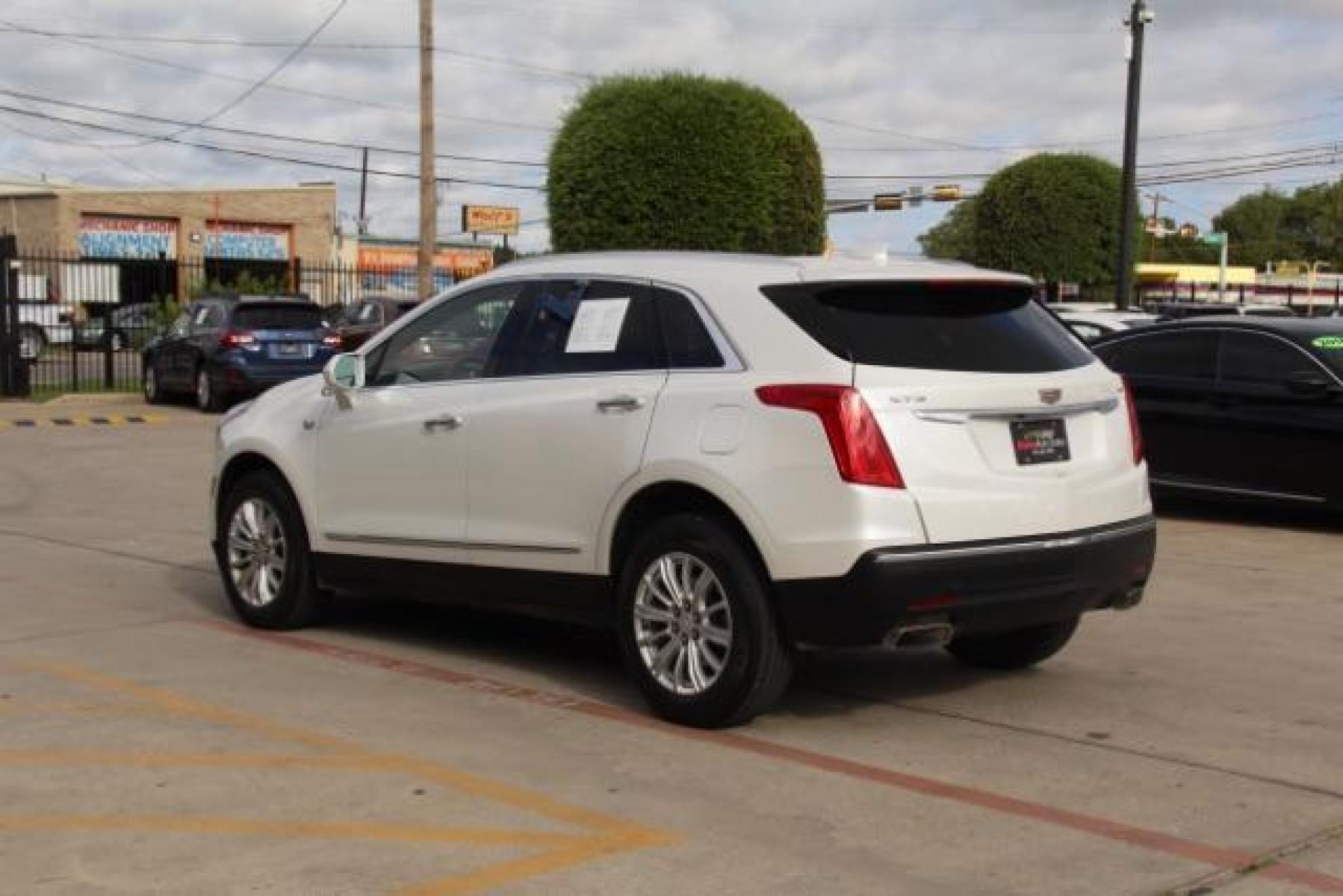 2017 WHITE Cadillac XT5 Base (1GYKNARS1HZ) with an 3.6L V6 DOHC 24V engine, 8-Speed Automatic transmission, located at 2401 E Main St., Grand Prairie, TX, 75050, (972) 262-4440, 32.749290, -96.970558 - Photo #5