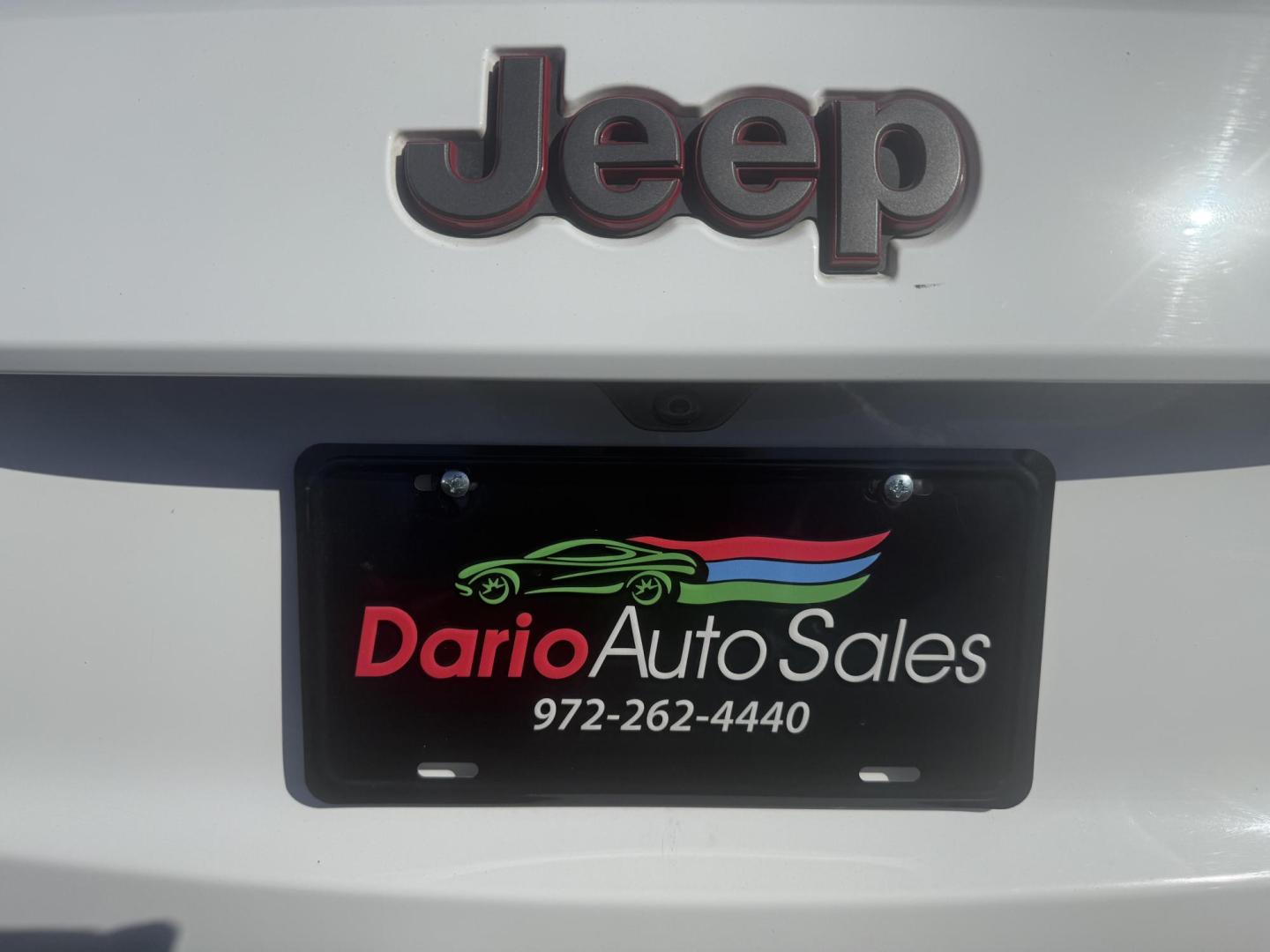 2017 White Jeep Grand Cherokee (1C4RJFLG8HC) with an 3.6L V6 DOHC 24V engine, located at 2401 E Main St., Grand Prairie, TX, 75050, (972) 262-4440, 32.748981, -96.969643 - Photo#5