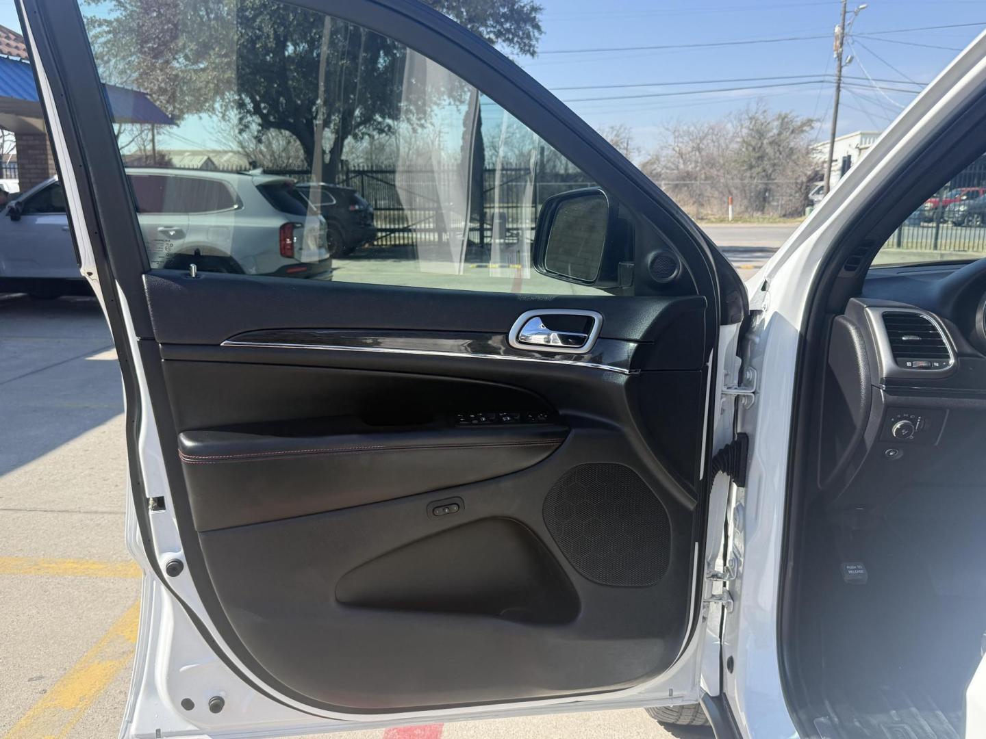 2017 White Jeep Grand Cherokee (1C4RJFLG8HC) with an 3.6L V6 DOHC 24V engine, located at 2401 E Main St., Grand Prairie, TX, 75050, (972) 262-4440, 32.748981, -96.969643 - Photo#7