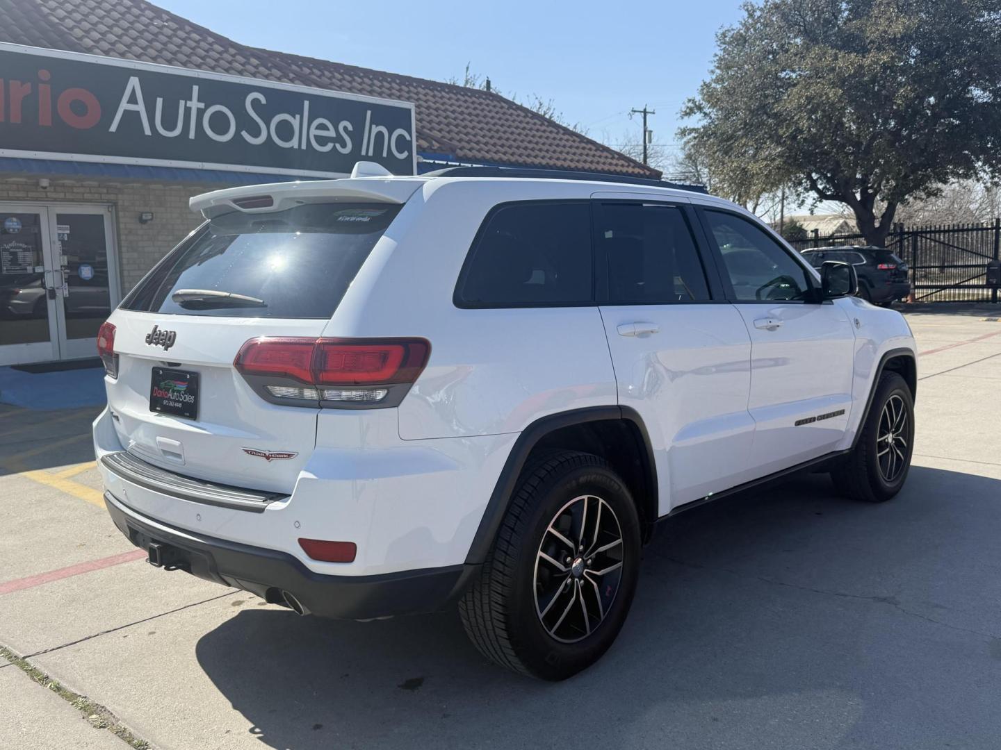 2017 White Jeep Grand Cherokee (1C4RJFLG8HC) with an 3.6L V6 DOHC 24V engine, located at 2401 E Main St., Grand Prairie, TX, 75050, (972) 262-4440, 32.748981, -96.969643 - Photo#10