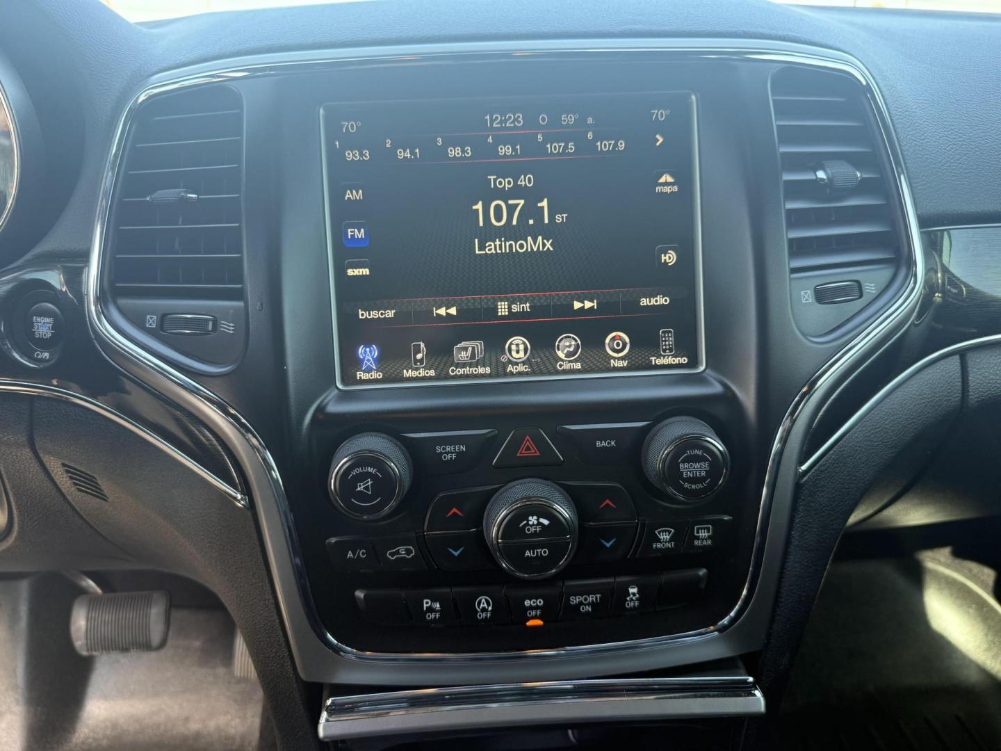 2017 White Jeep Grand Cherokee (1C4RJFLG8HC) with an 3.6L V6 DOHC 24V engine, located at 2401 E Main St., Grand Prairie, TX, 75050, (972) 262-4440, 32.748981, -96.969643 - Photo#14