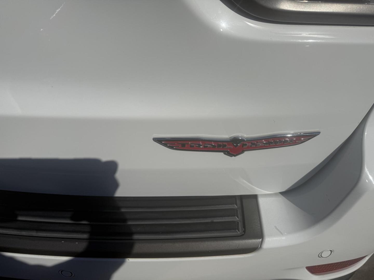 2017 White Jeep Grand Cherokee (1C4RJFLG8HC) with an 3.6L V6 DOHC 24V engine, located at 2401 E Main St., Grand Prairie, TX, 75050, (972) 262-4440, 32.748981, -96.969643 - Photo#23