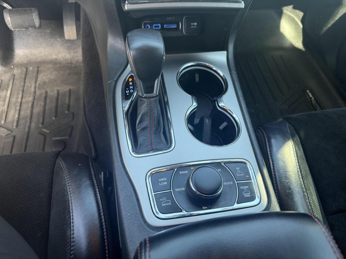 2017 White Jeep Grand Cherokee (1C4RJFLG8HC) with an 3.6L V6 DOHC 24V engine, located at 2401 E Main St., Grand Prairie, TX, 75050, (972) 262-4440, 32.748981, -96.969643 - Photo#28