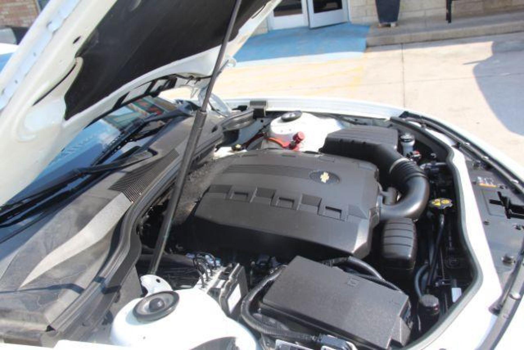 2014 White Chevrolet Camaro 2LS Coupe (2G1FA1E35E9) with an 3.6L V6 DOHC 24V FFV engine, 6-Speed Automatic transmission, located at 2401 E Main St., Grand Prairie, TX, 75050, (972) 262-4440, 32.749290, -96.970558 - Photo #25