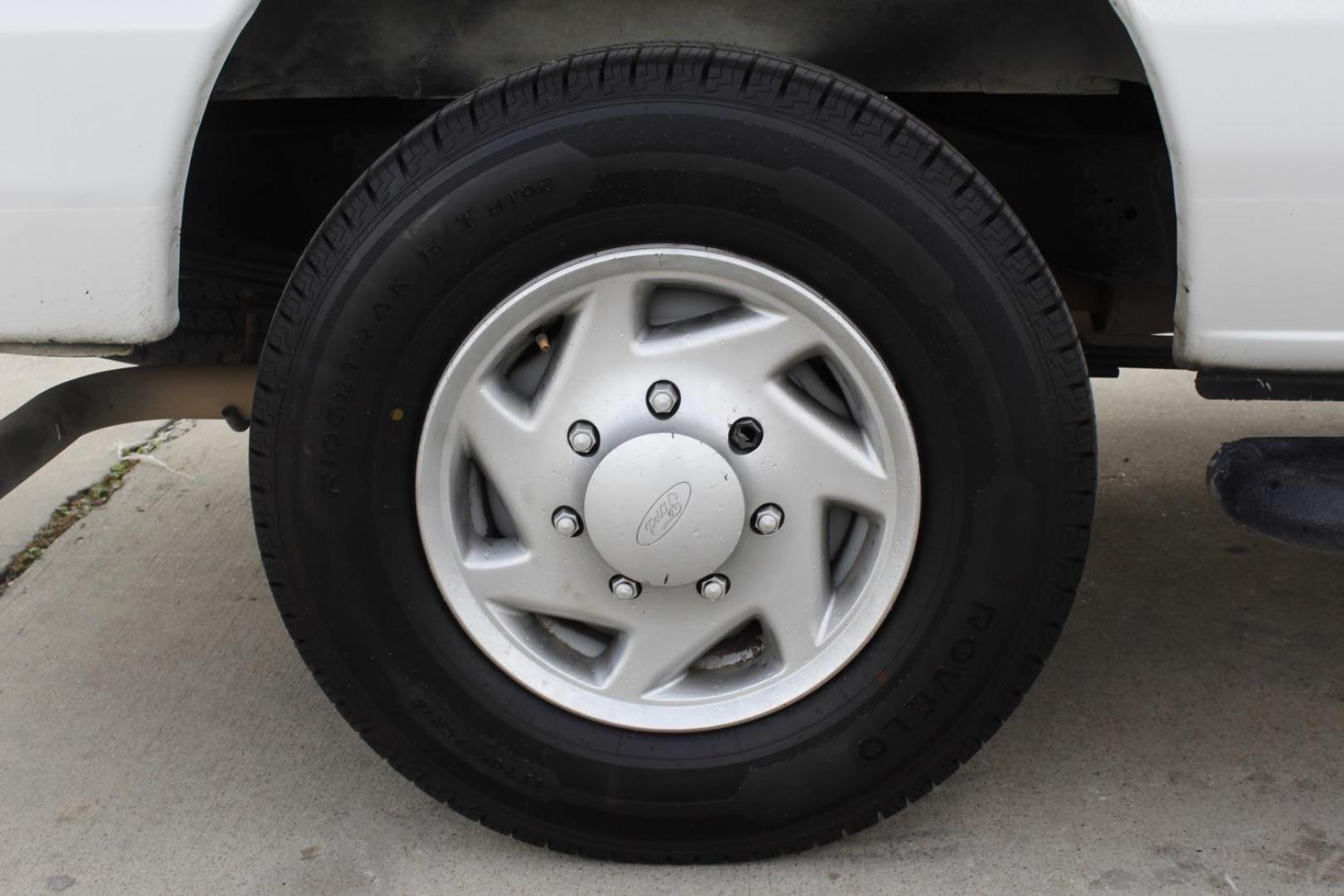 2014 Oxford White Ford Econoline E-250 (1FTNE2EW1ED) with an 4.6L V8 SOHC 16V engine, 4-Speed Automatic transmission, located at 2401 E Main St., Grand Prairie, TX, 75050, (972) 262-4440, 32.748981, -96.969643 - Photo#9