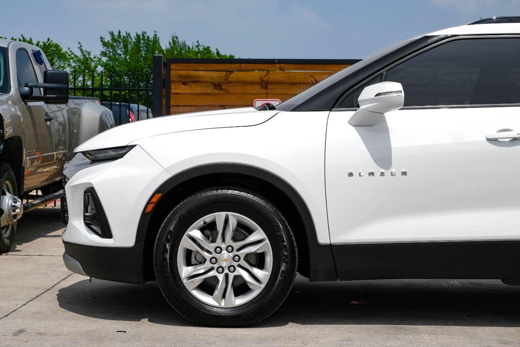 2020 WHITE Chevrolet Blazer 2LT AWD (3GNKBHRSXLS) with an 3.6L V6 DOHC 24V engine, 9-Speed Automatic transmission, located at 2401 E Main St., Grand Prairie, TX, 75050, (972) 262-4440, 32.748981, -96.969643 - Photo #9