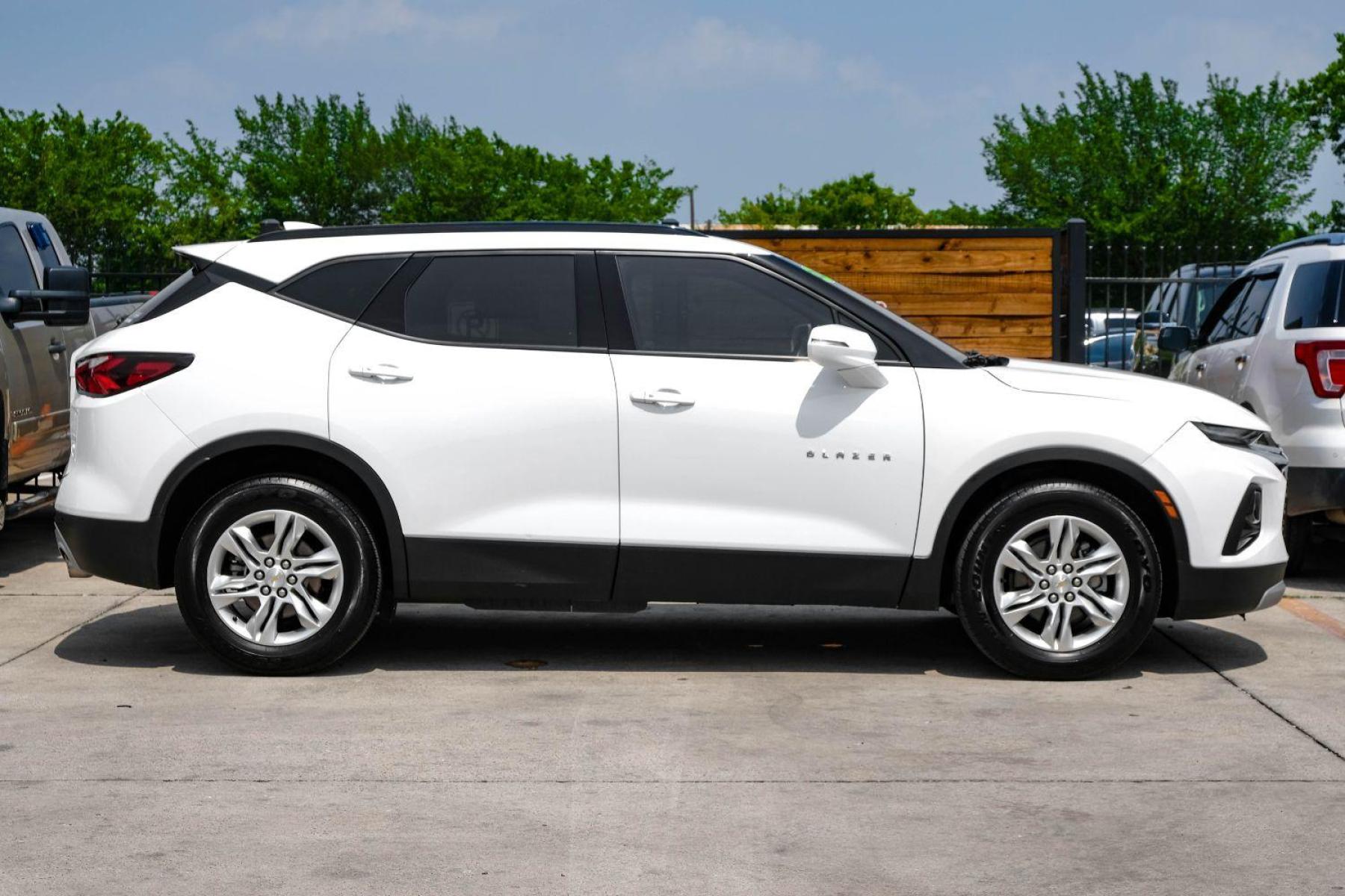 2020 WHITE Chevrolet Blazer 2LT AWD (3GNKBHRSXLS) with an 3.6L V6 DOHC 24V engine, 9-Speed Automatic transmission, located at 2401 E Main St., Grand Prairie, TX, 75050, (972) 262-4440, 32.748981, -96.969643 - Photo #4