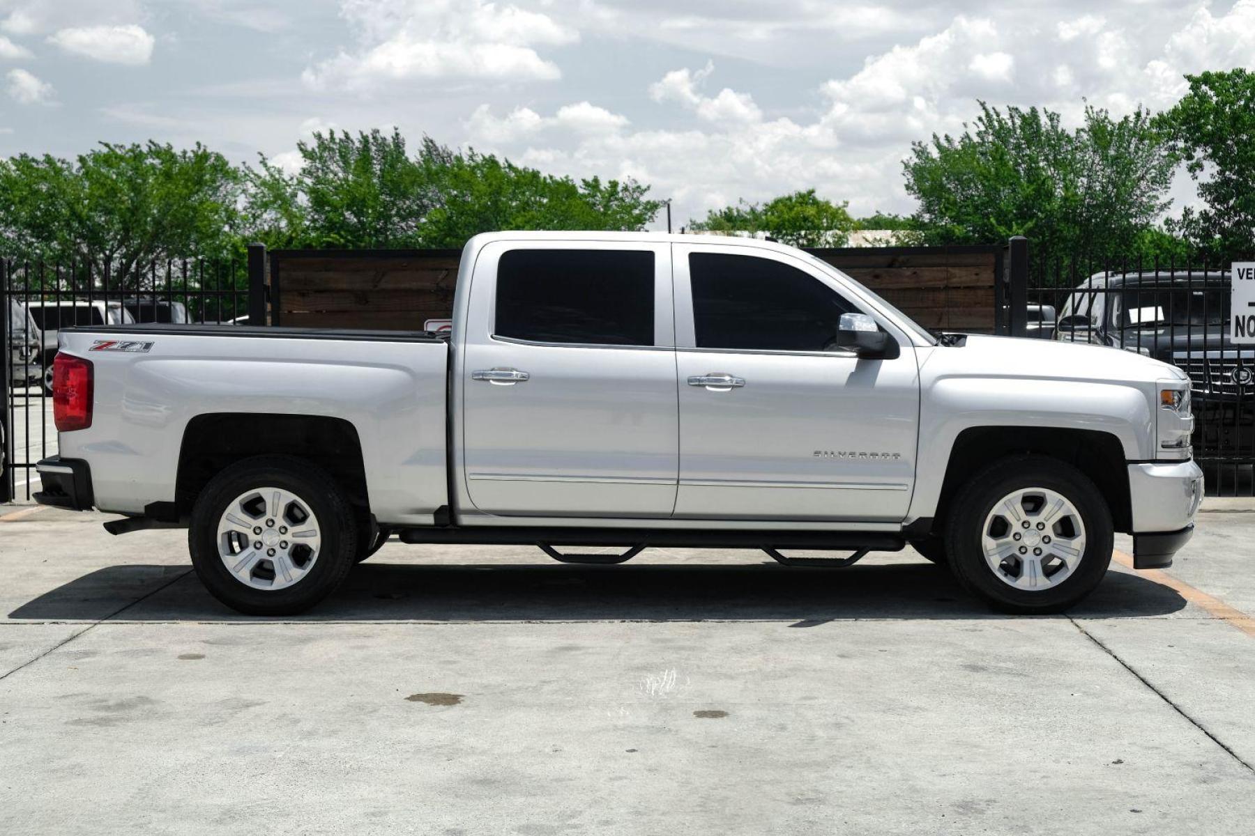 2017 SILVER Chevrolet Silverado 1500 LTZ Crew Cab 4WD (3GCUKSEC4HG) with an 5.3L V8 OHV 16V engine, 6-Speed Automatic transmission, located at 2401 E Main St., Grand Prairie, TX, 75050, (972) 262-4440, 32.748981, -96.969643 - Photo #4