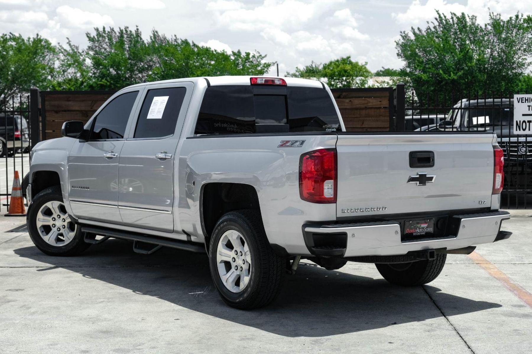2017 SILVER Chevrolet Silverado 1500 LTZ Crew Cab 4WD (3GCUKSEC4HG) with an 5.3L V8 OHV 16V engine, 6-Speed Automatic transmission, located at 2401 E Main St., Grand Prairie, TX, 75050, (972) 262-4440, 32.748981, -96.969643 - Photo #7