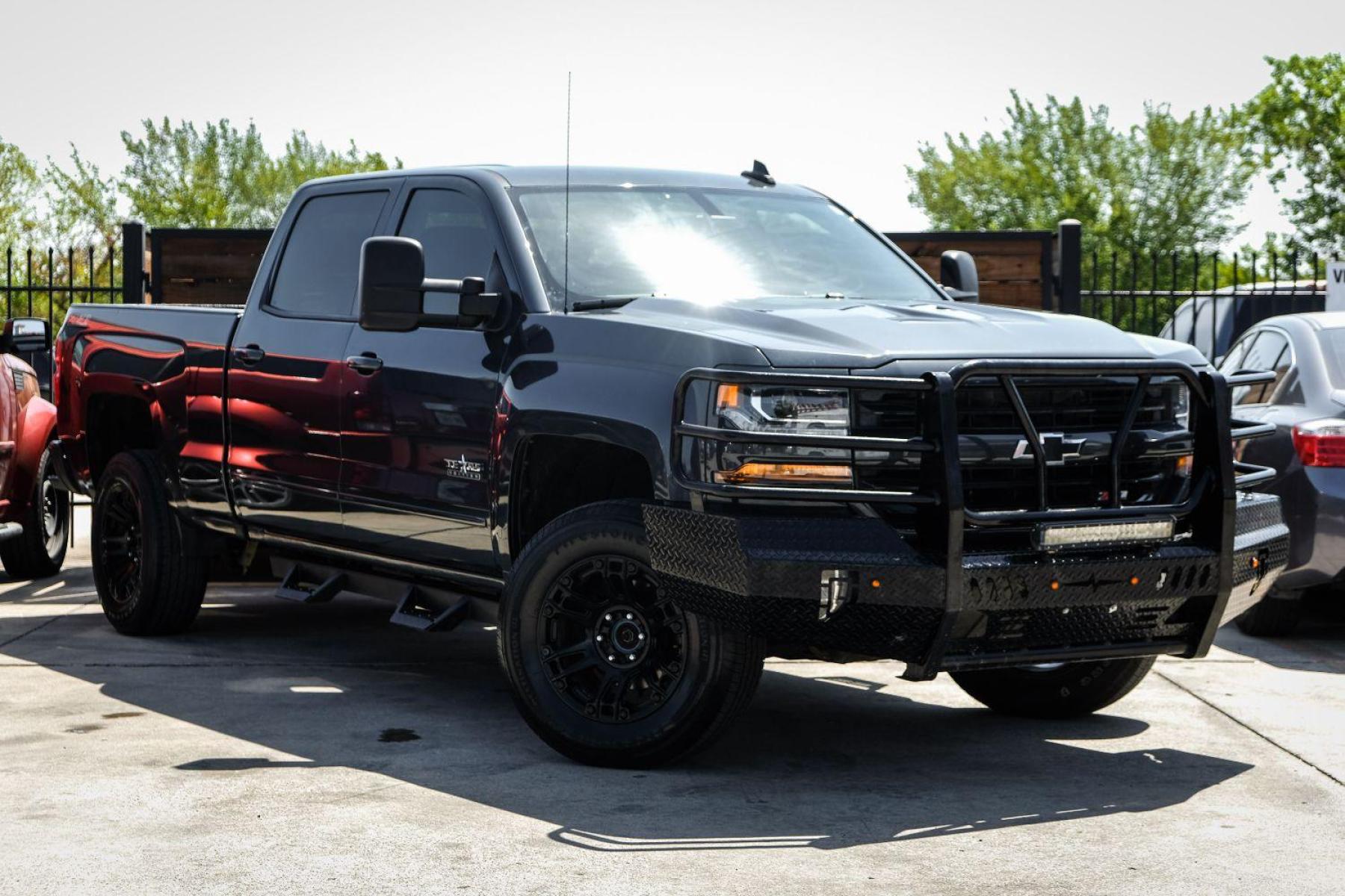 2017 gray Chevrolet Silverado 1500 LT Crew Cab 4WD (3GCUKREC0HG) with an 5.3L V8 OHV 16V engine, 6-Speed Automatic transmission, located at 2401 E Main St., Grand Prairie, TX, 75050, (972) 262-4440, 32.748981, -96.969643 - Photo #3