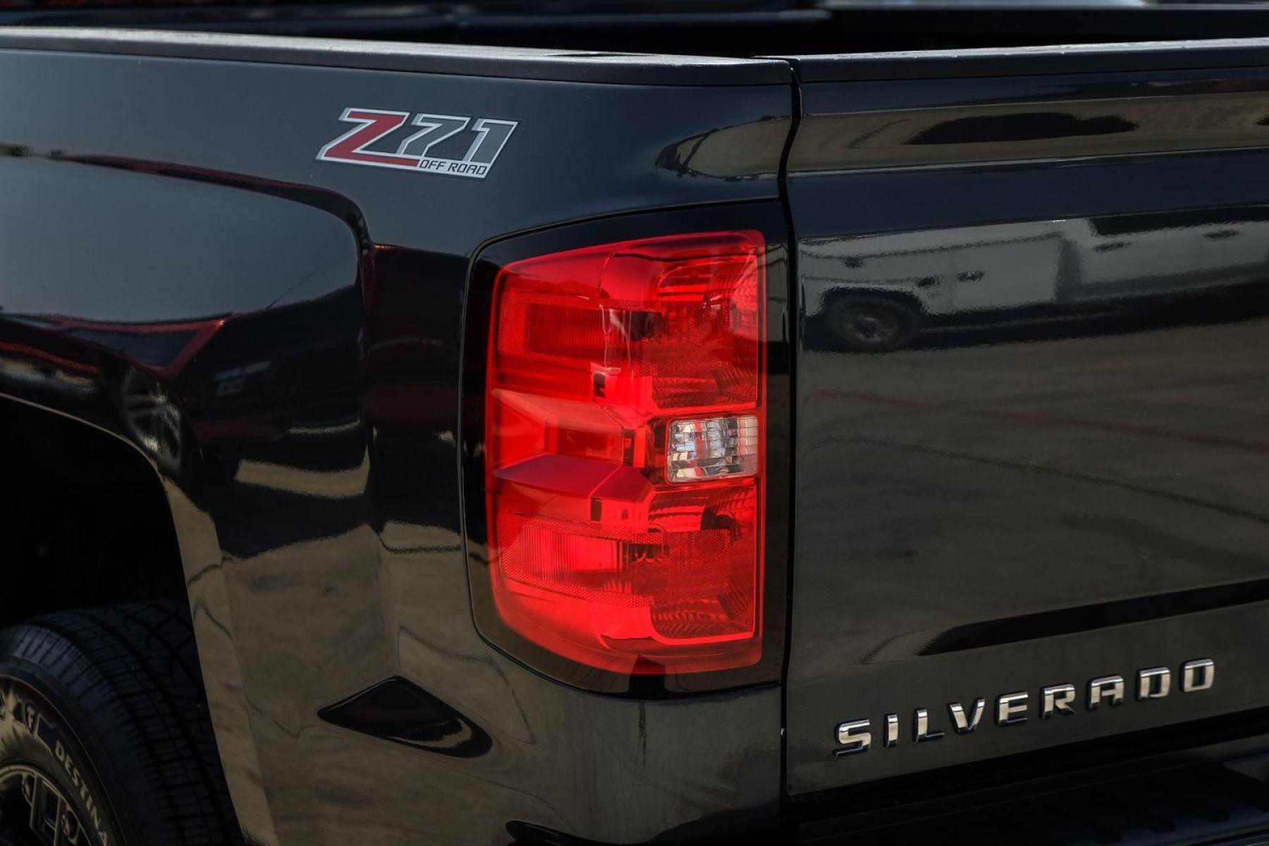 2017 gray Chevrolet Silverado 1500 LT Crew Cab 4WD (3GCUKREC0HG) with an 5.3L V8 OHV 16V engine, 6-Speed Automatic transmission, located at 2401 E Main St., Grand Prairie, TX, 75050, (972) 262-4440, 32.748981, -96.969643 - Photo #43