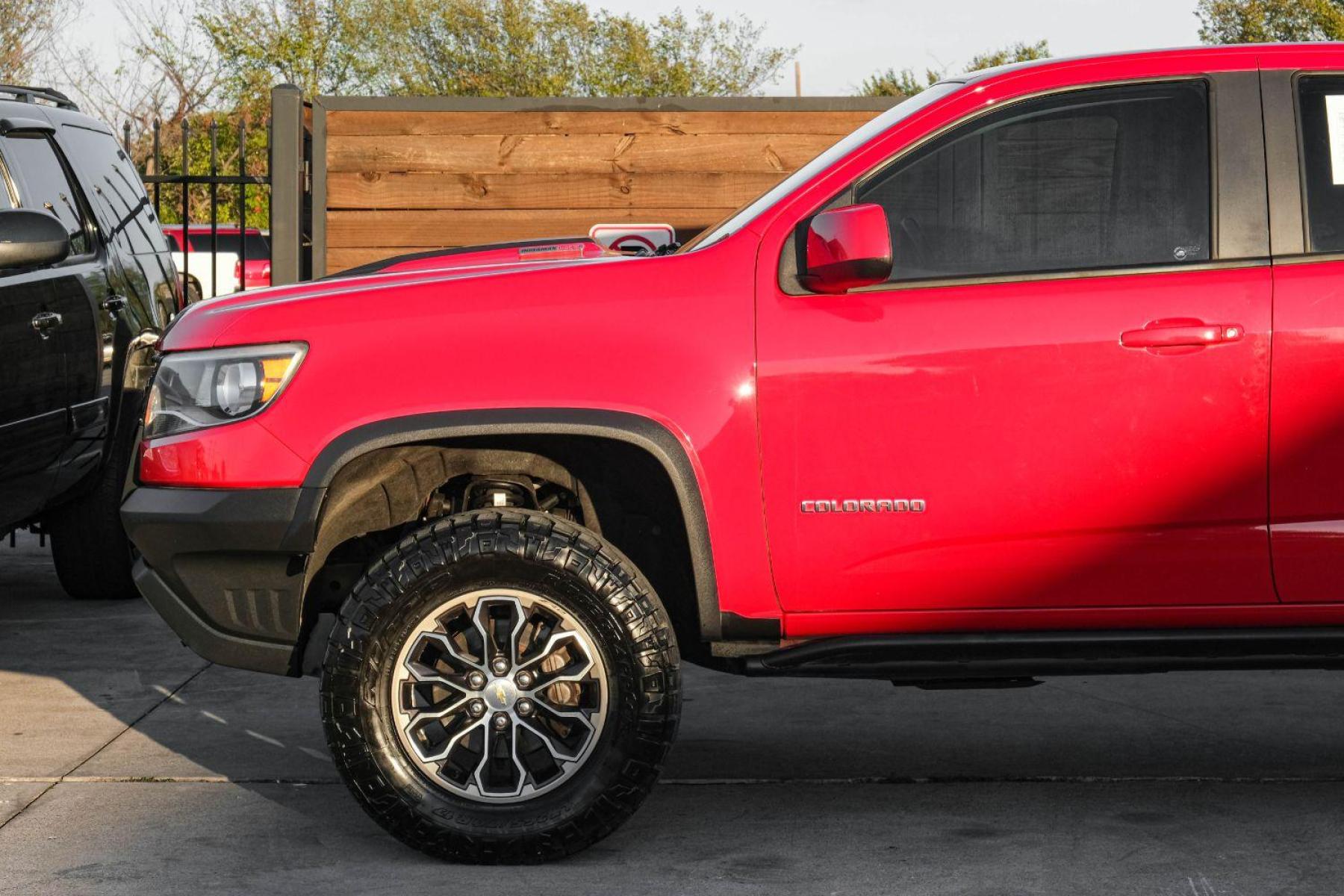 2017 RED Chevrolet Colorado ZR2 Crew Cab 4WD Short Box (1GCPTEE1XH1) with an 2.8L L4 DOHC 16V TURBO DIESEL engine, 6-Speed Automatic transmission, located at 2401 E Main St., Grand Prairie, TX, 75050, (972) 262-4440, 32.748981, -96.969643 - Photo #9