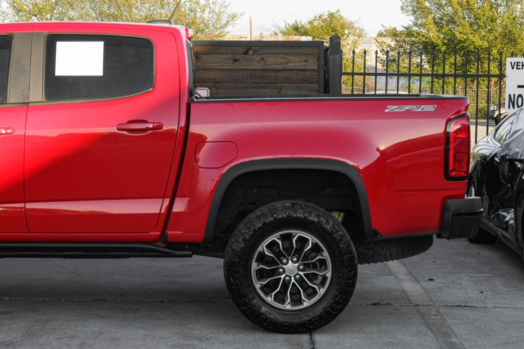 2017 RED Chevrolet Colorado ZR2 Crew Cab 4WD Short Box (1GCPTEE1XH1) with an 2.8L L4 DOHC 16V TURBO DIESEL engine, 6-Speed Automatic transmission, located at 2401 E Main St., Grand Prairie, TX, 75050, (972) 262-4440, 32.748981, -96.969643 - Photo #10