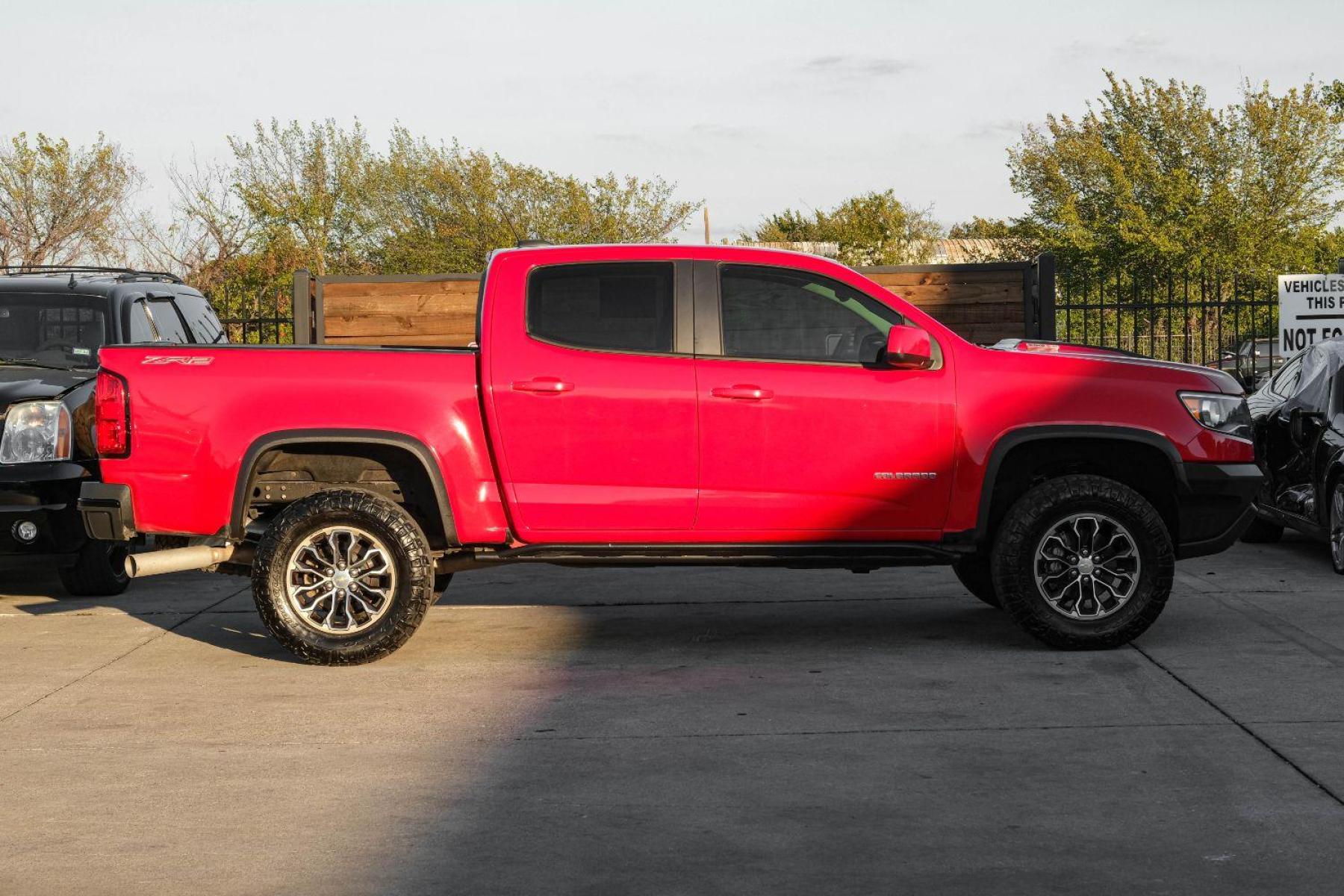 2017 RED Chevrolet Colorado ZR2 Crew Cab 4WD Short Box (1GCPTEE1XH1) with an 2.8L L4 DOHC 16V TURBO DIESEL engine, 6-Speed Automatic transmission, located at 2401 E Main St., Grand Prairie, TX, 75050, (972) 262-4440, 32.748981, -96.969643 - Photo #4