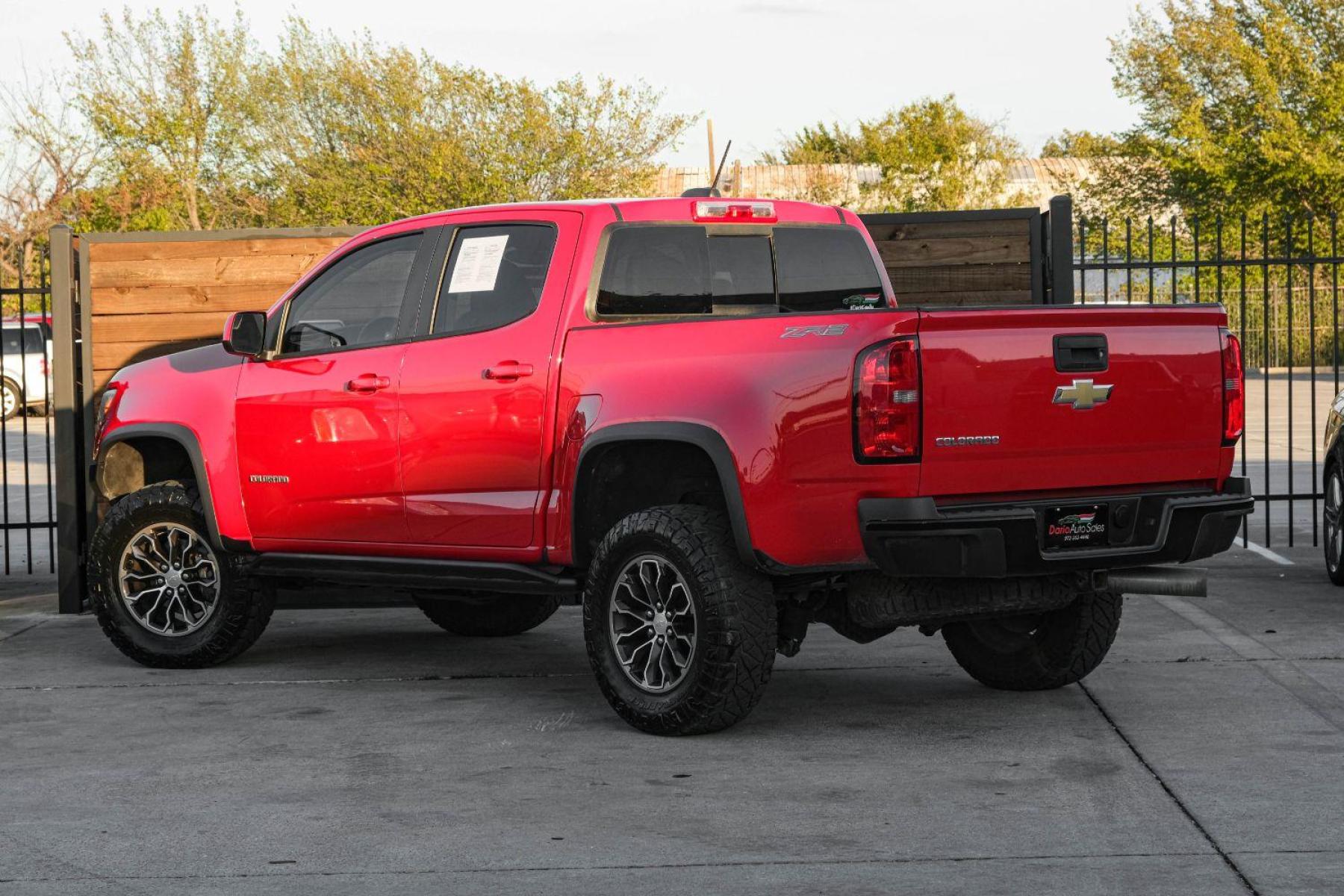 2017 RED Chevrolet Colorado ZR2 Crew Cab 4WD Short Box (1GCPTEE1XH1) with an 2.8L L4 DOHC 16V TURBO DIESEL engine, 6-Speed Automatic transmission, located at 2401 E Main St., Grand Prairie, TX, 75050, (972) 262-4440, 32.748981, -96.969643 - Photo #7
