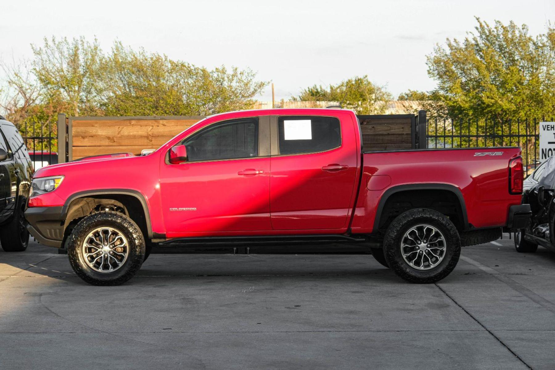 2017 RED Chevrolet Colorado ZR2 Crew Cab 4WD Short Box (1GCPTEE1XH1) with an 2.8L L4 DOHC 16V TURBO DIESEL engine, 6-Speed Automatic transmission, located at 2401 E Main St., Grand Prairie, TX, 75050, (972) 262-4440, 32.748981, -96.969643 - Photo #8