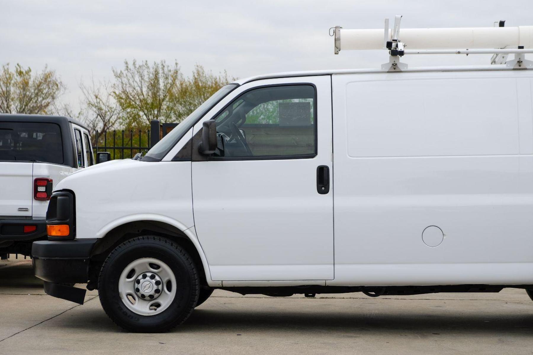 2017 WHITE Chevrolet Express 2500 Cargo (1GCWGAFF9H1) with an 4.8L V8 FFV engine, 6-Speed Automatic transmission, located at 2401 E Main St., Grand Prairie, TX, 75050, (972) 262-4440, 32.748981, -96.969643 - Photo #9
