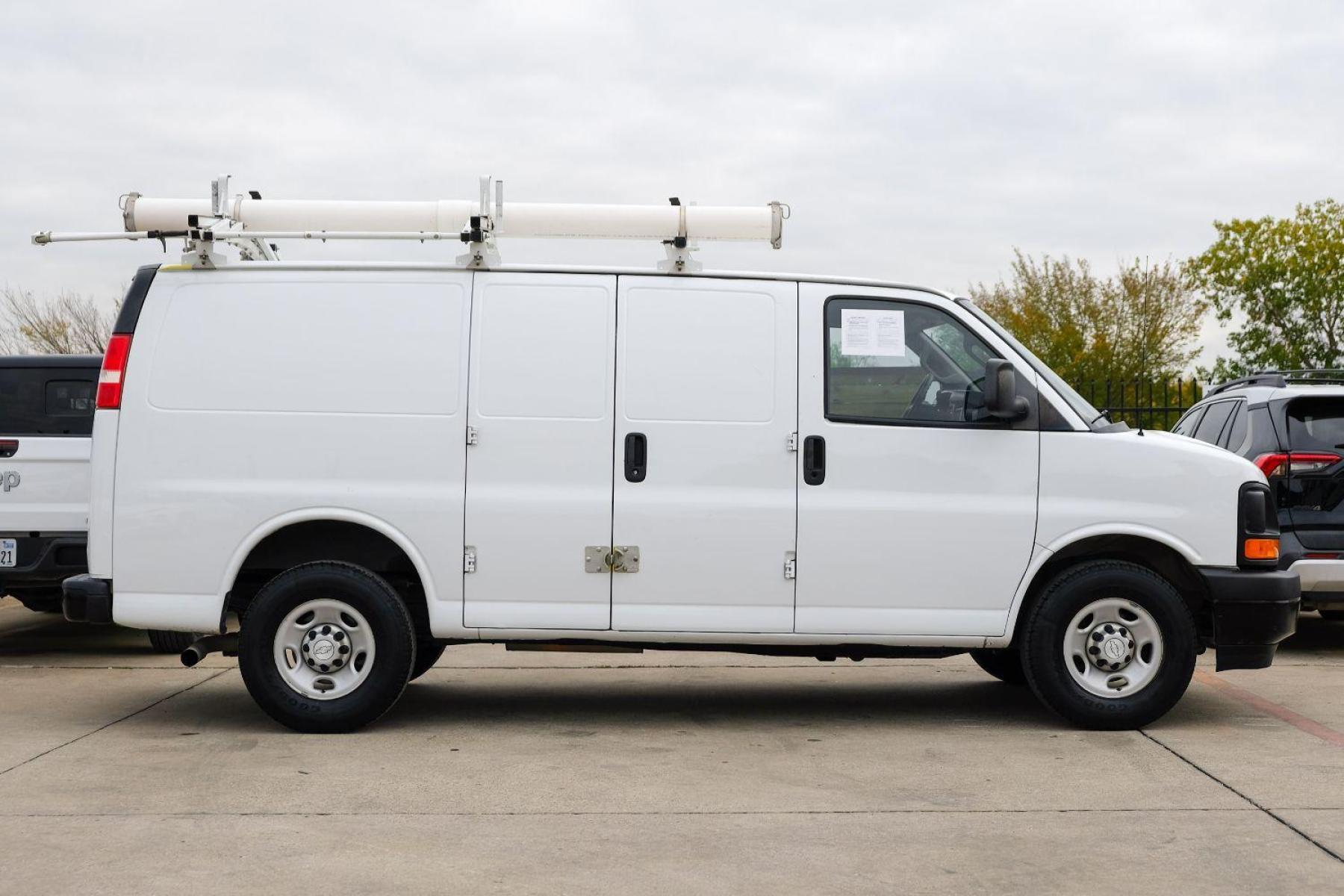 2017 WHITE Chevrolet Express 2500 Cargo (1GCWGAFF9H1) with an 4.8L V8 FFV engine, 6-Speed Automatic transmission, located at 2401 E Main St., Grand Prairie, TX, 75050, (972) 262-4440, 32.748981, -96.969643 - Photo #4