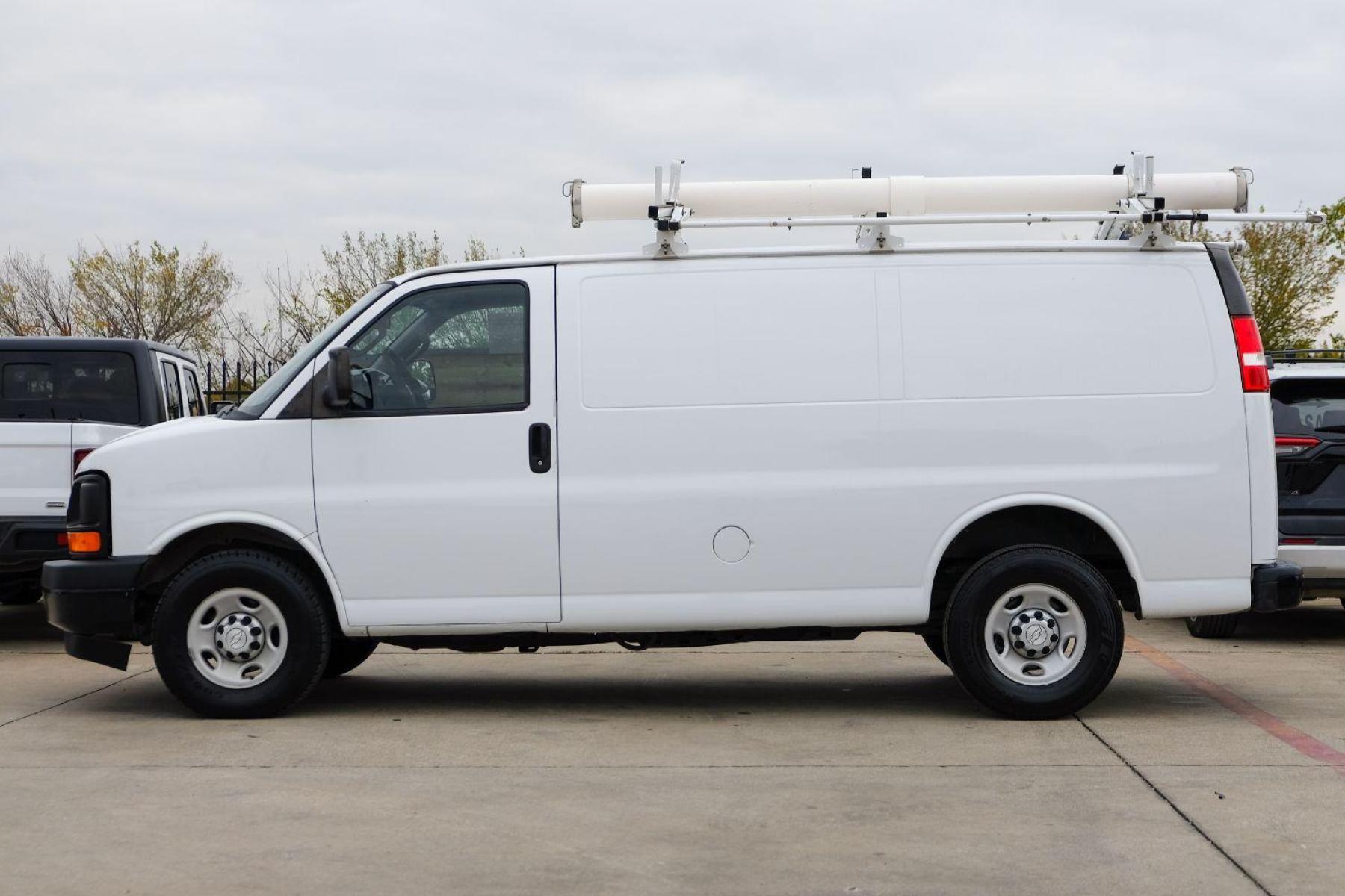 2017 WHITE Chevrolet Express 2500 Cargo (1GCWGAFF9H1) with an 4.8L V8 FFV engine, 6-Speed Automatic transmission, located at 2401 E Main St., Grand Prairie, TX, 75050, (972) 262-4440, 32.748981, -96.969643 - Photo #8