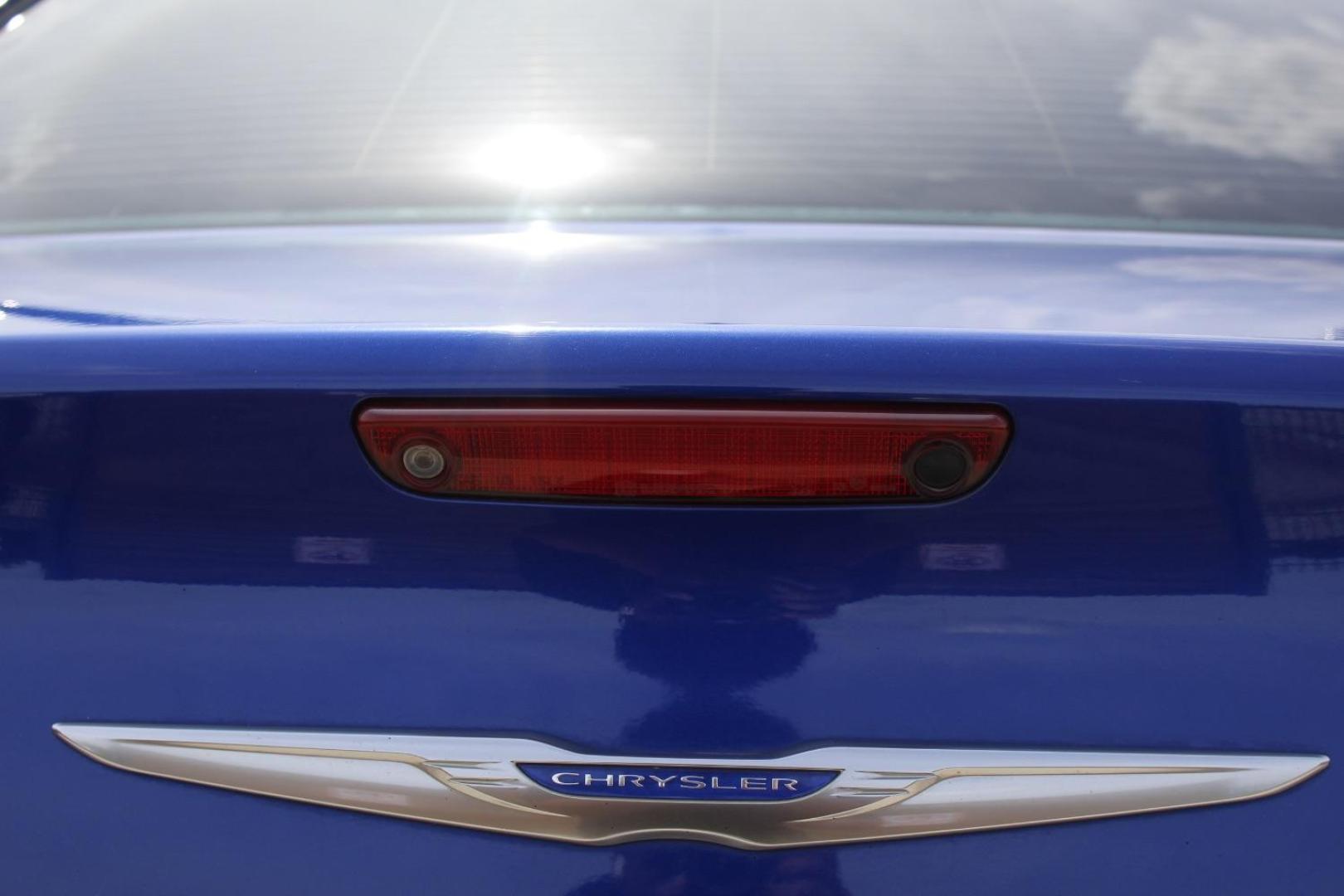 2019 Ocean Blue Metallic Clear Coat Chrysler 300 Touring (2C3CCAAG0KH) with an 3.6L V6 SOHC 24V engine, 8-Speed Automatic transmission, located at 2401 E Main St., Grand Prairie, TX, 75050, (972) 262-4440, 32.748981, -96.969643 - Photo#7