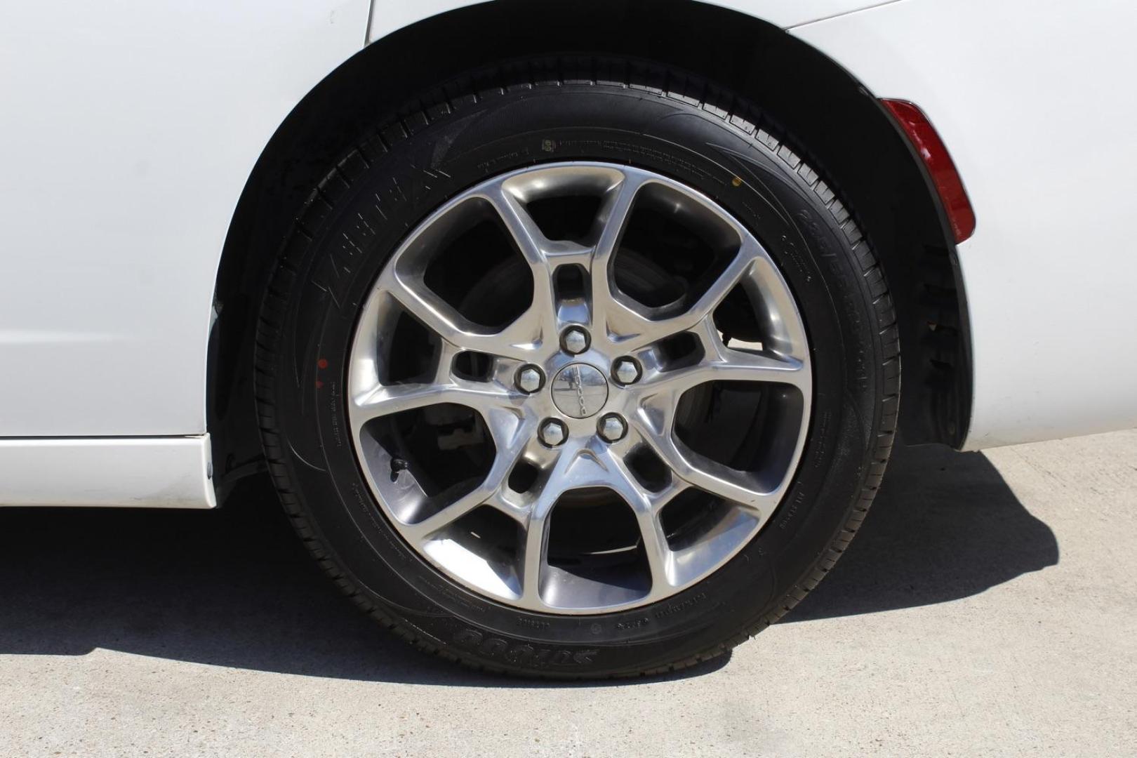 2015 White Dodge Charger SXT AWD (2C3CDXJG9FH) with an 3.6L V6 DOHC 24V engine, 8-Speed Automatic transmission, located at 2401 E Main St., Grand Prairie, TX, 75050, (972) 262-4440, 32.748981, -96.969643 - Photo#4