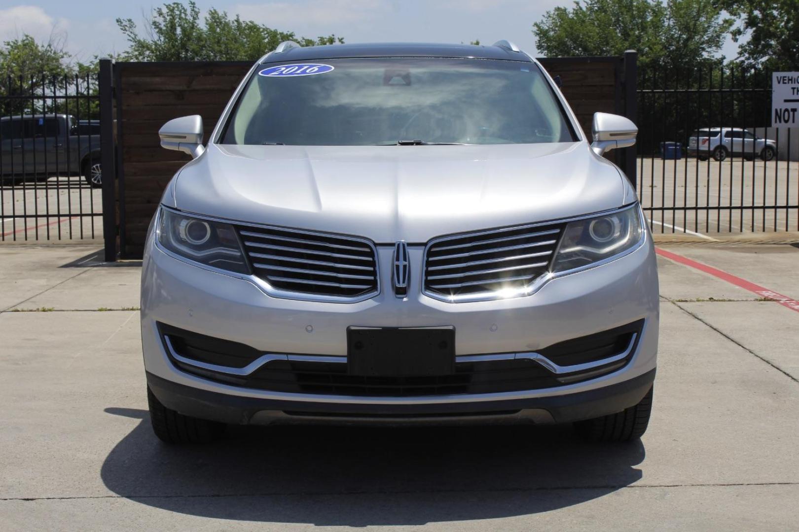 2016 Silver Lincoln MKX Reserve (2LMPJ6LR4GB) with an 3.7L V6 DOHC 24V engine, 6-Speed Automatic transmission, located at 2401 E Main St., Grand Prairie, TX, 75050, (972) 262-4440, 32.748981, -96.969643 - Photo#0
