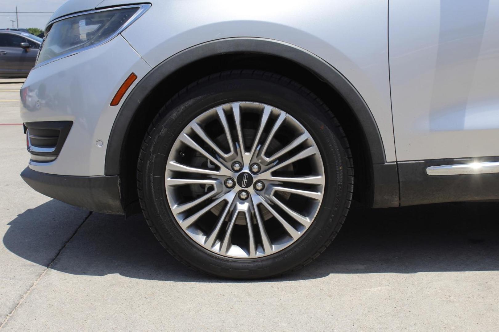 2016 Silver Lincoln MKX Reserve (2LMPJ6LR4GB) with an 3.7L V6 DOHC 24V engine, 6-Speed Automatic transmission, located at 2401 E Main St., Grand Prairie, TX, 75050, (972) 262-4440, 32.748981, -96.969643 - Photo#3