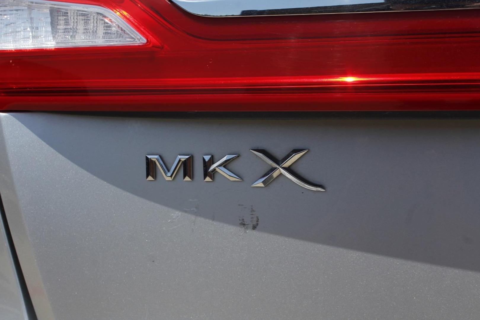 2016 Silver Lincoln MKX Reserve (2LMPJ6LR4GB) with an 3.7L V6 DOHC 24V engine, 6-Speed Automatic transmission, located at 2401 E Main St., Grand Prairie, TX, 75050, (972) 262-4440, 32.748981, -96.969643 - Photo#6
