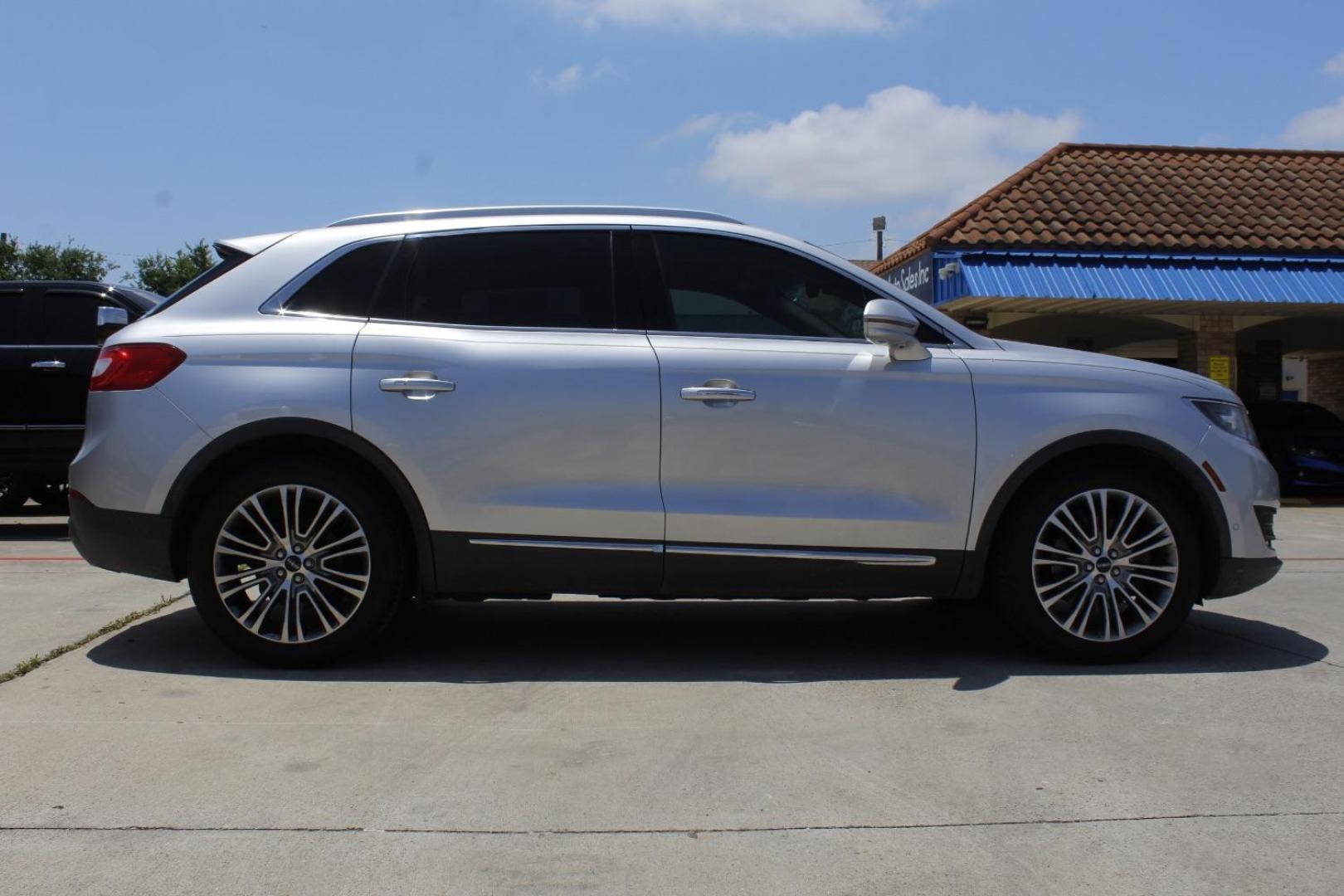2016 Silver Lincoln MKX Reserve (2LMPJ6LR4GB) with an 3.7L V6 DOHC 24V engine, 6-Speed Automatic transmission, located at 2401 E Main St., Grand Prairie, TX, 75050, (972) 262-4440, 32.748981, -96.969643 - Photo#8