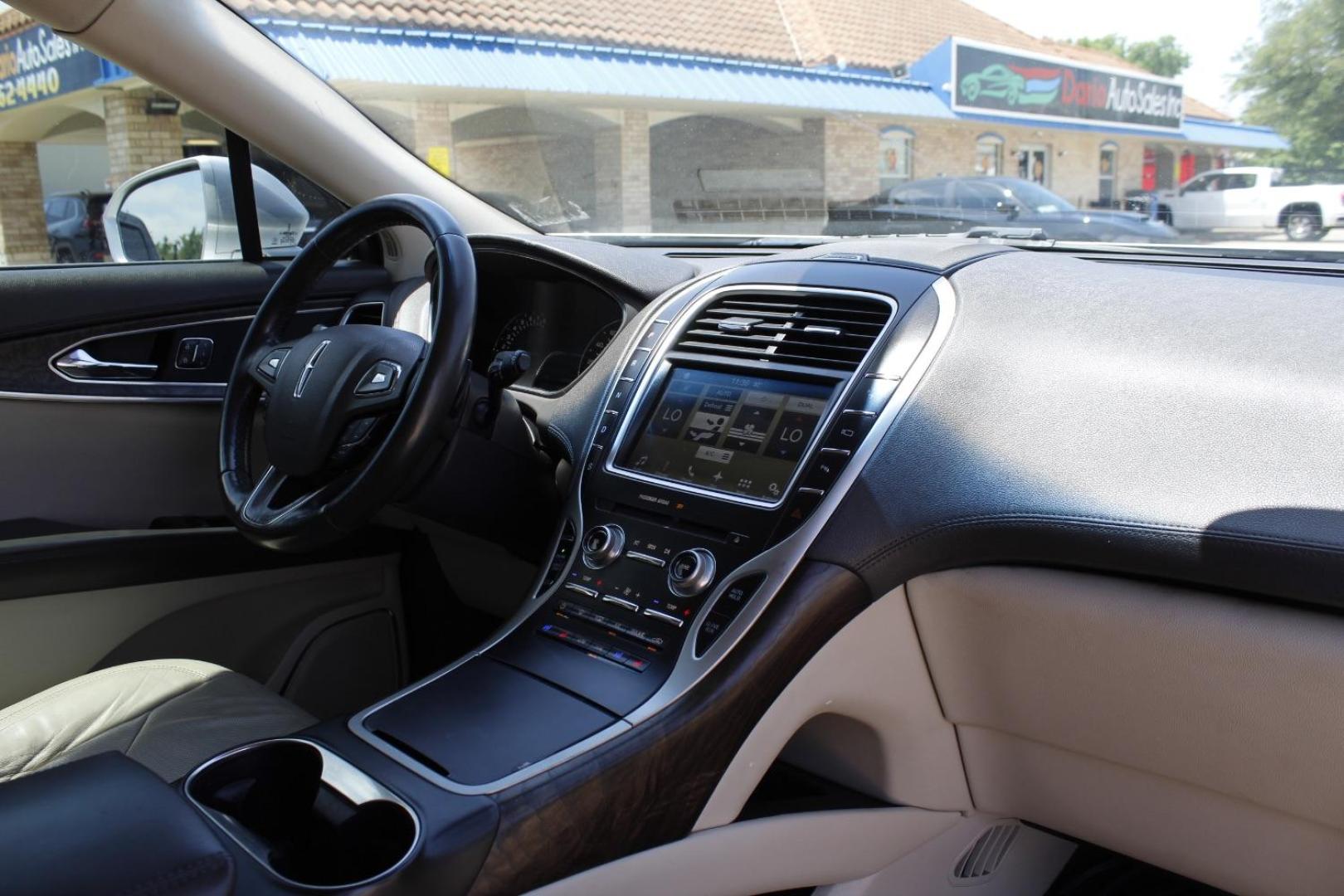 2016 Silver Lincoln MKX Reserve (2LMPJ6LR4GB) with an 3.7L V6 DOHC 24V engine, 6-Speed Automatic transmission, located at 2401 E Main St., Grand Prairie, TX, 75050, (972) 262-4440, 32.748981, -96.969643 - Photo#13