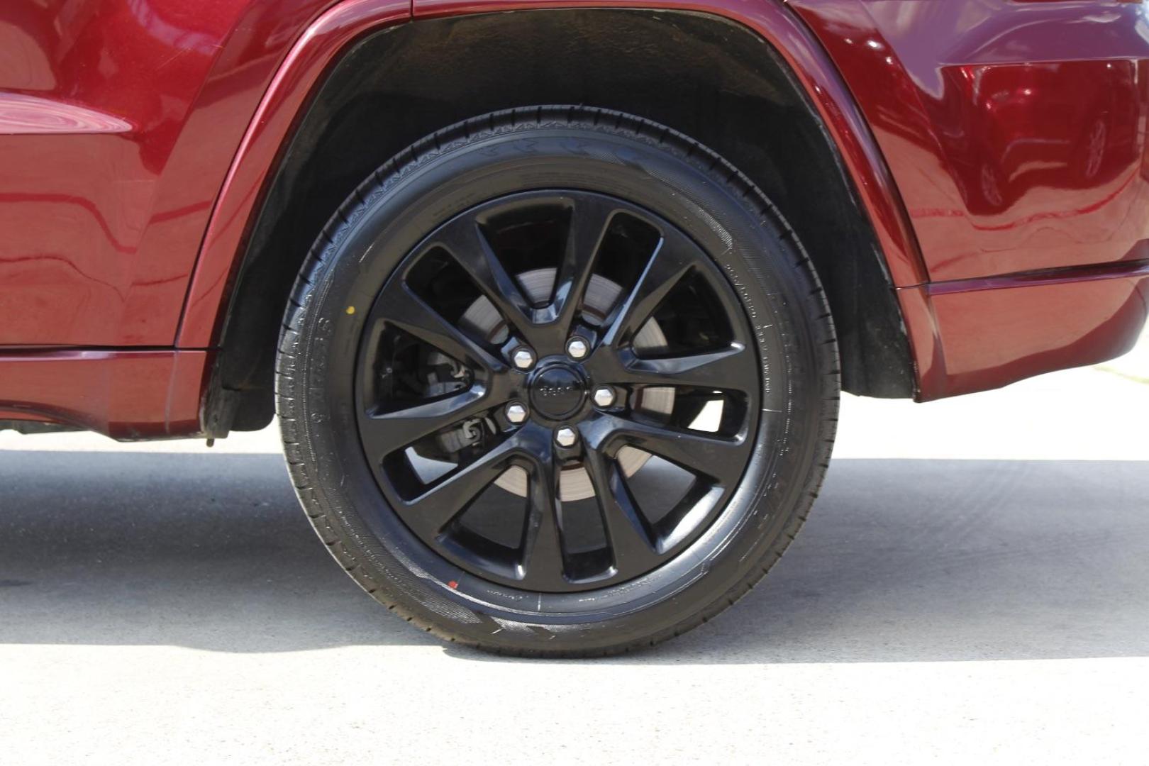 2017 RED Jeep Grand Cherokee Laredo 4WD (1C4RJFAG9HC) with an 3.6L V6 DOHC 24V engine, 8-Speed Automatic transmission, located at 2401 E Main St., Grand Prairie, TX, 75050, (972) 262-4440, 32.748981, -96.969643 - Photo#4