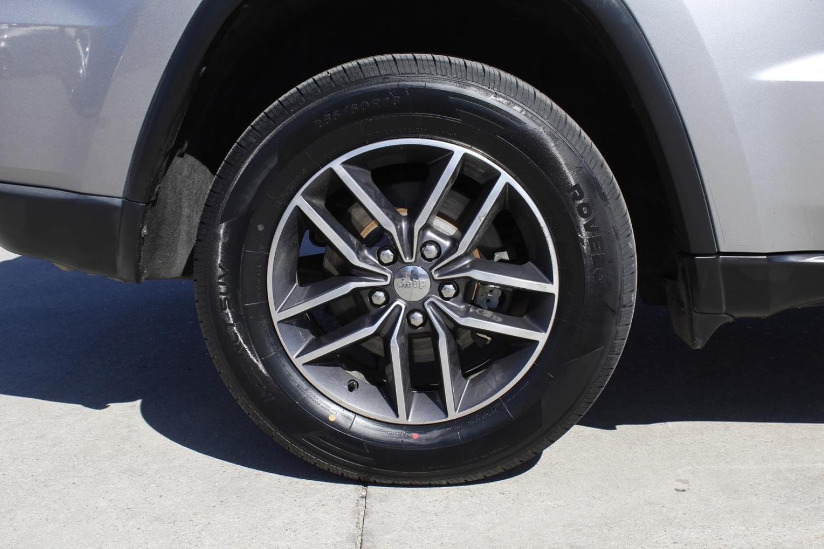 2018 SILVER Jeep Grand Cherokee Limited 2WD (1C4RJEBGXJC) with an 3.6L V6 DOHC 24V engine, 8-Speed Automatic transmission, located at 2401 E Main St., Grand Prairie, TX, 75050, (972) 262-4440, 32.748981, -96.969643 - Photo#10