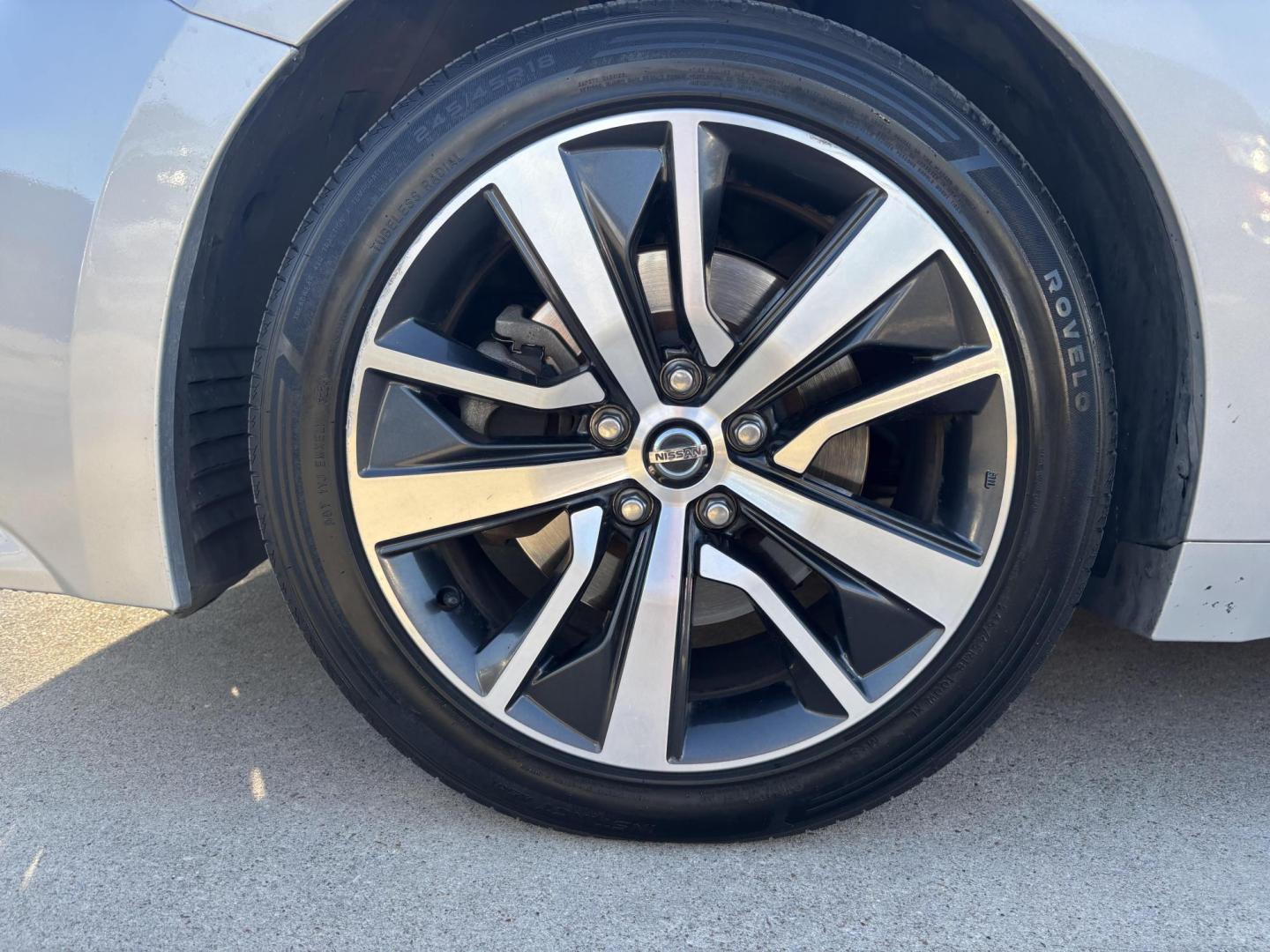 2019 Silver Nissan Maxima (1N4AA6AV8KC) with an 3.5L V6 DOHC 24V engine, located at 2401 E Main St., Grand Prairie, TX, 75050, (972) 262-4440, 32.748981, -96.969643 - Photo#1