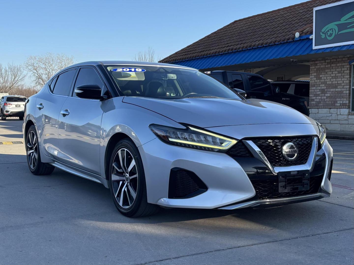 2019 Silver Nissan Maxima (1N4AA6AV8KC) with an 3.5L V6 DOHC 24V engine, located at 2401 E Main St., Grand Prairie, TX, 75050, (972) 262-4440, 32.748981, -96.969643 - Photo#5