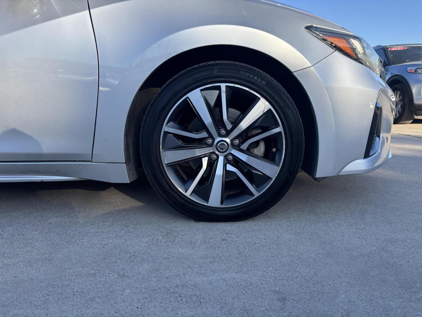 2019 Silver Nissan Maxima (1N4AA6AV8KC) with an 3.5L V6 DOHC 24V engine, located at 2401 E Main St., Grand Prairie, TX, 75050, (972) 262-4440, 32.748981, -96.969643 - Photo#6