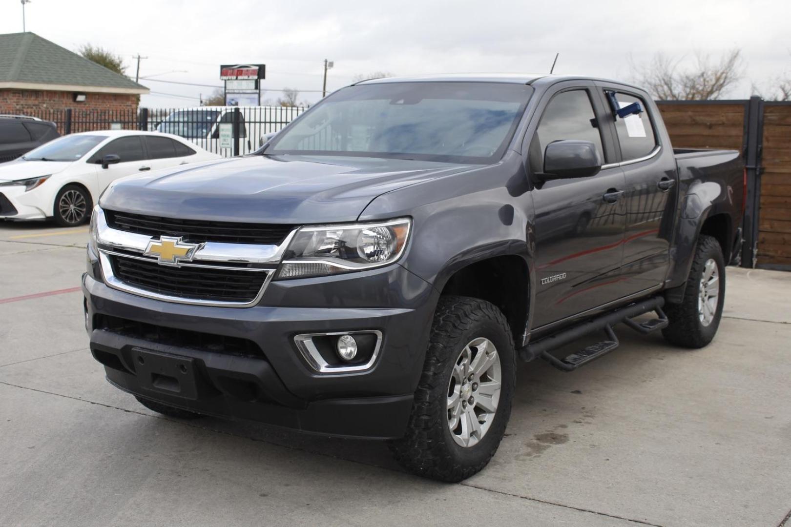 2016 GRAY Chevrolet Colorado LT Crew Cab 2WD Long Box (1GCGSCE34G1) with an 3.6L V6 DOHC 24V GAS engine, 6-Speed Automatic transmission, located at 2401 E Main St., Grand Prairie, TX, 75050, (972) 262-4440, 32.748981, -96.969643 - Photo#1